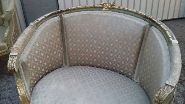 Salon doré deux fauteuils et un canapé forme gondole et une paire de chaises Louis XVI