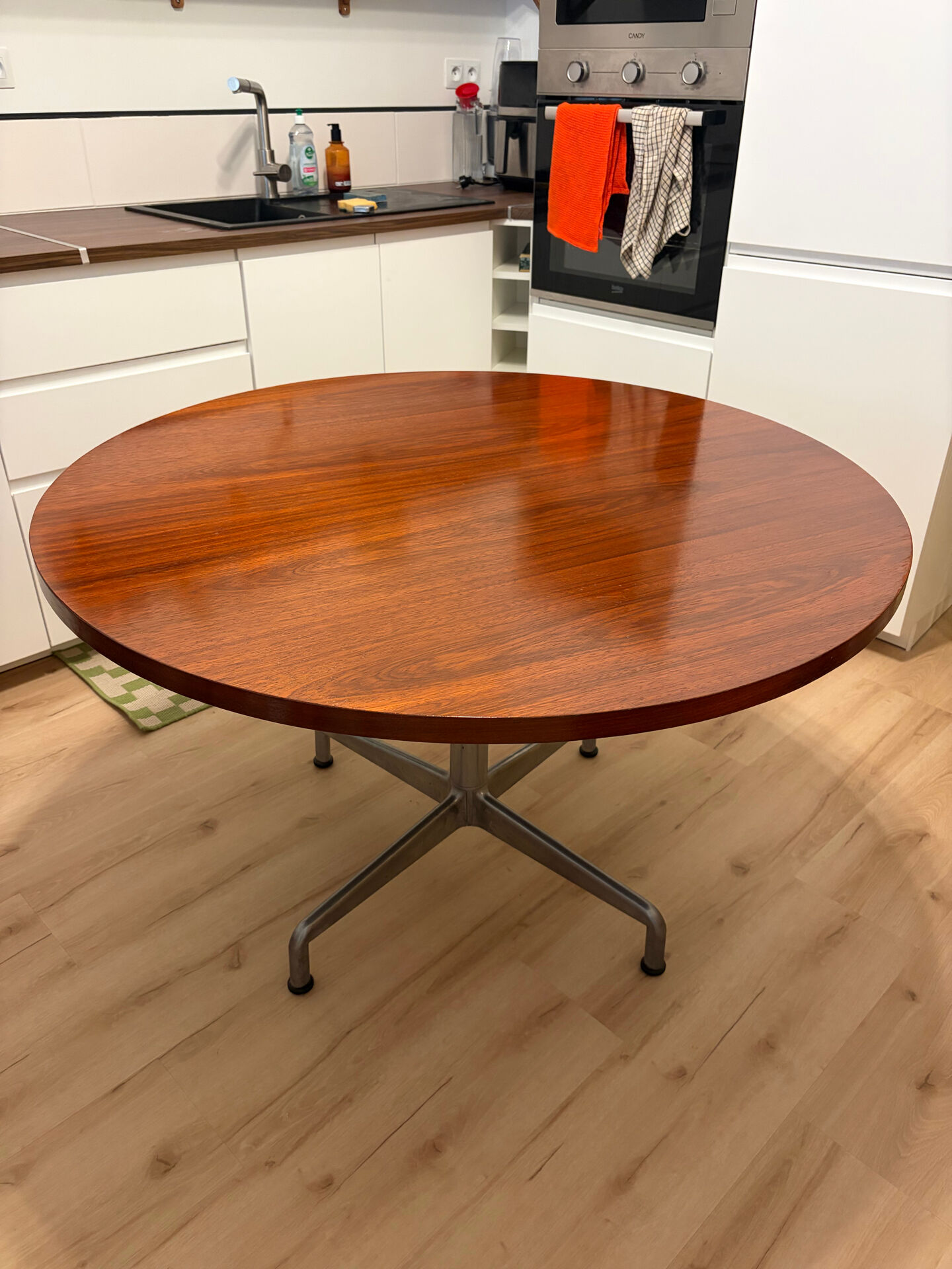Round table design by Giancarlo Piretti for Castelli made in Italy.
