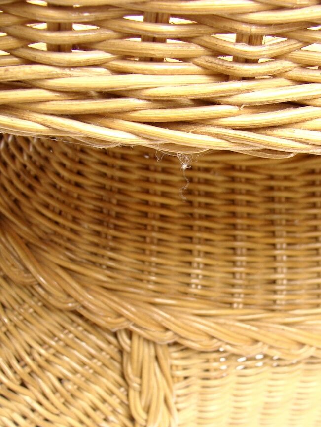 Elephant bass table in rattan.