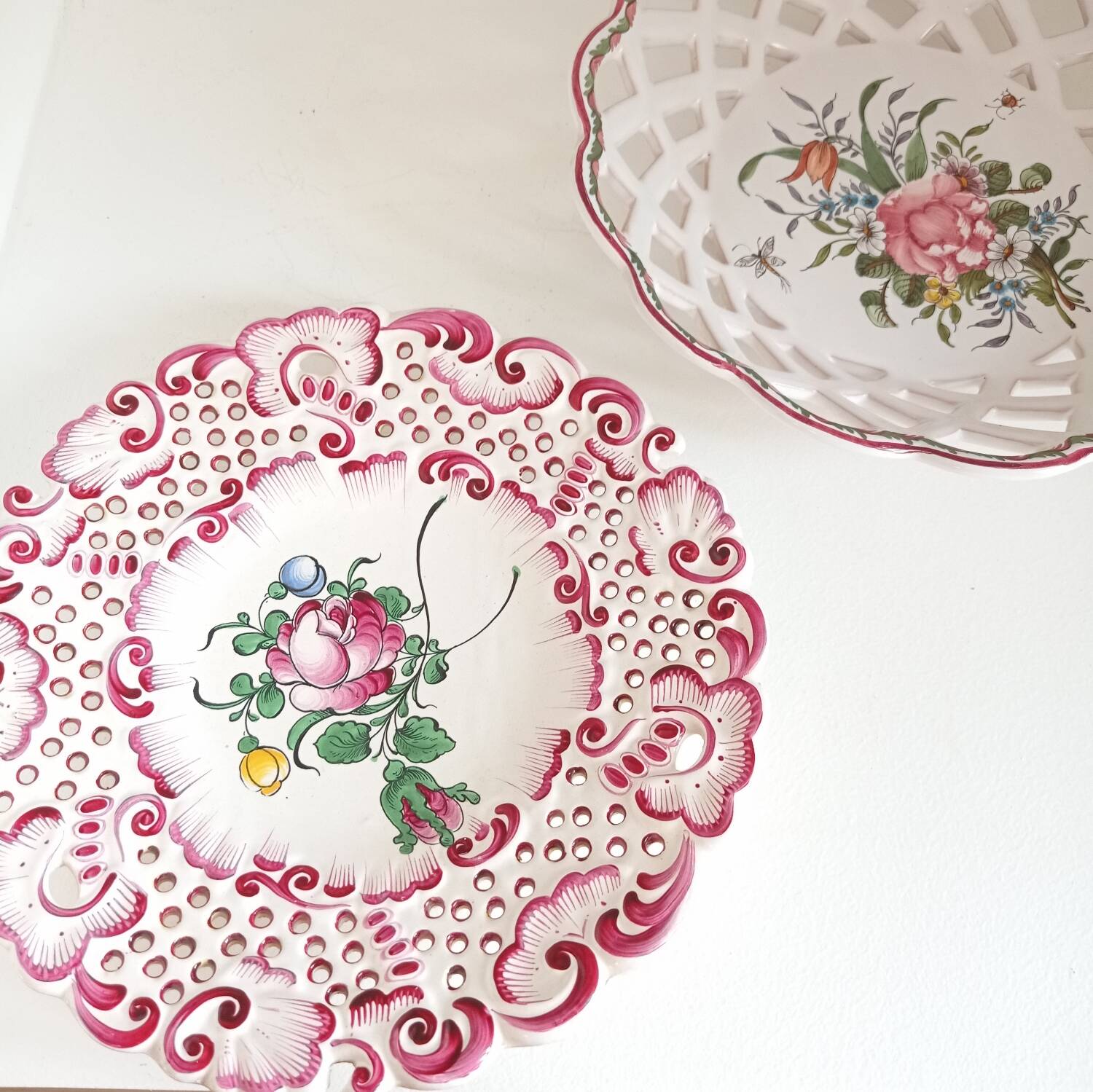 Decorative plate with openwork floral decoration
