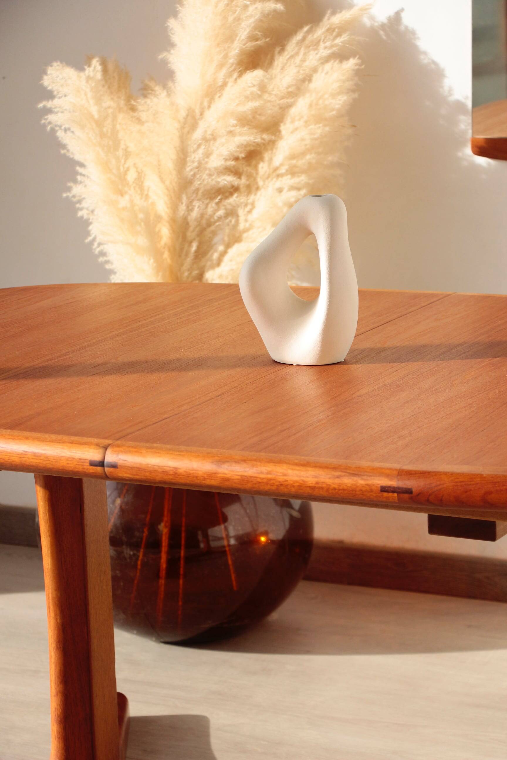 Vintage Dyrlund dining table in teak – the excellence of Danish design.