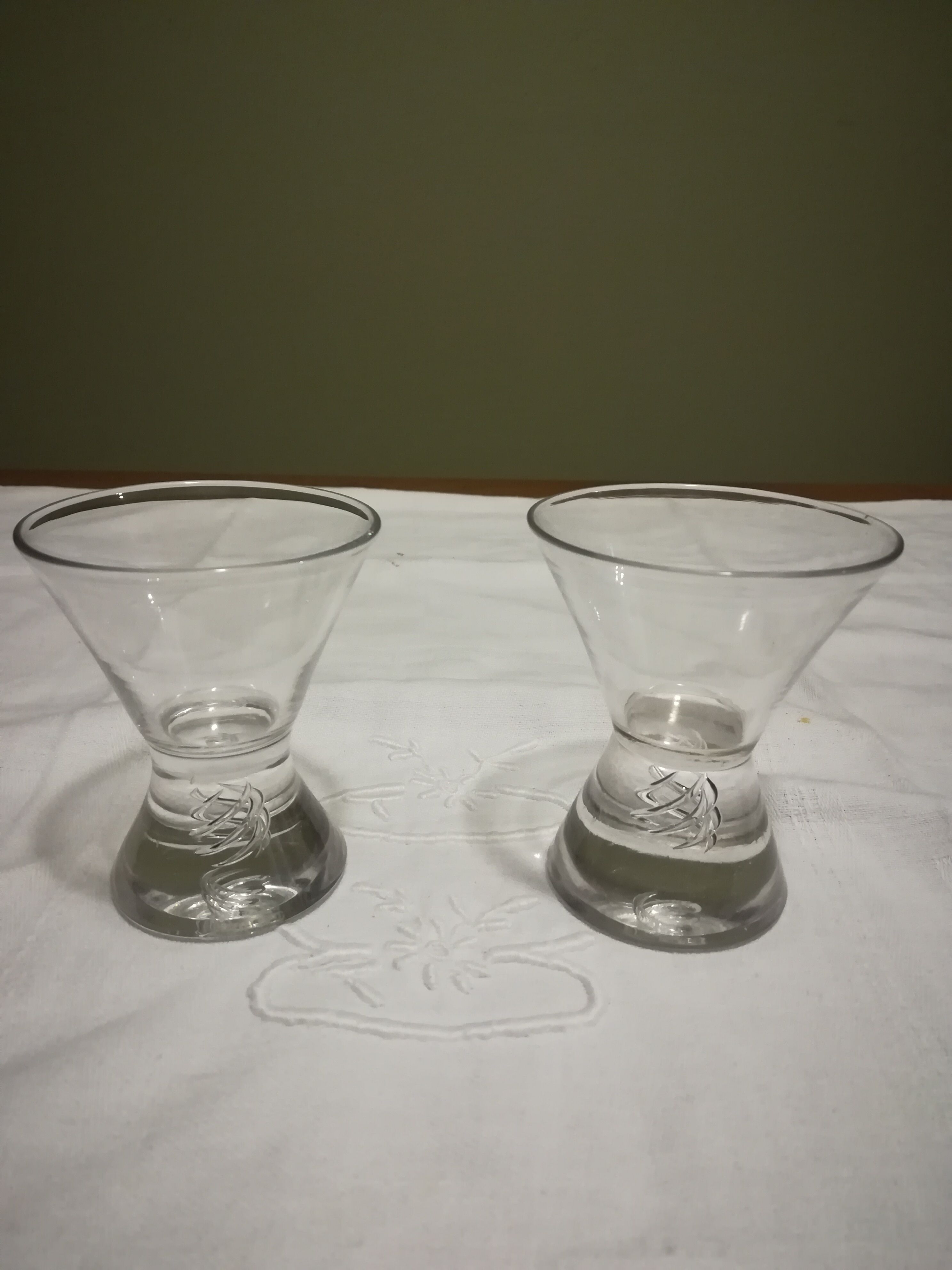 Set of two crystal glasses (digestive aperitif vodka) engraved under foot made in tudor sulphure