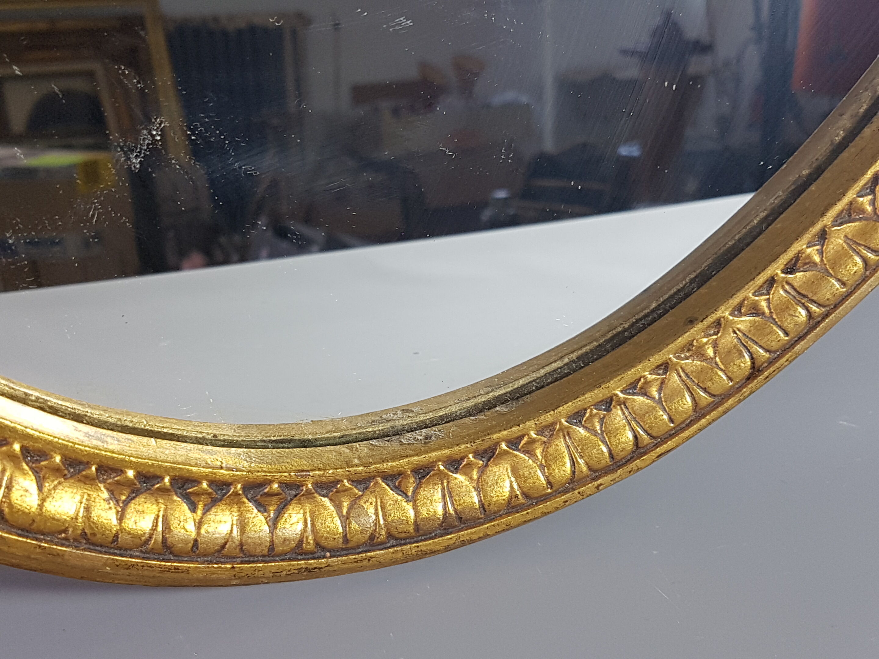 Oval mirror style louis XV