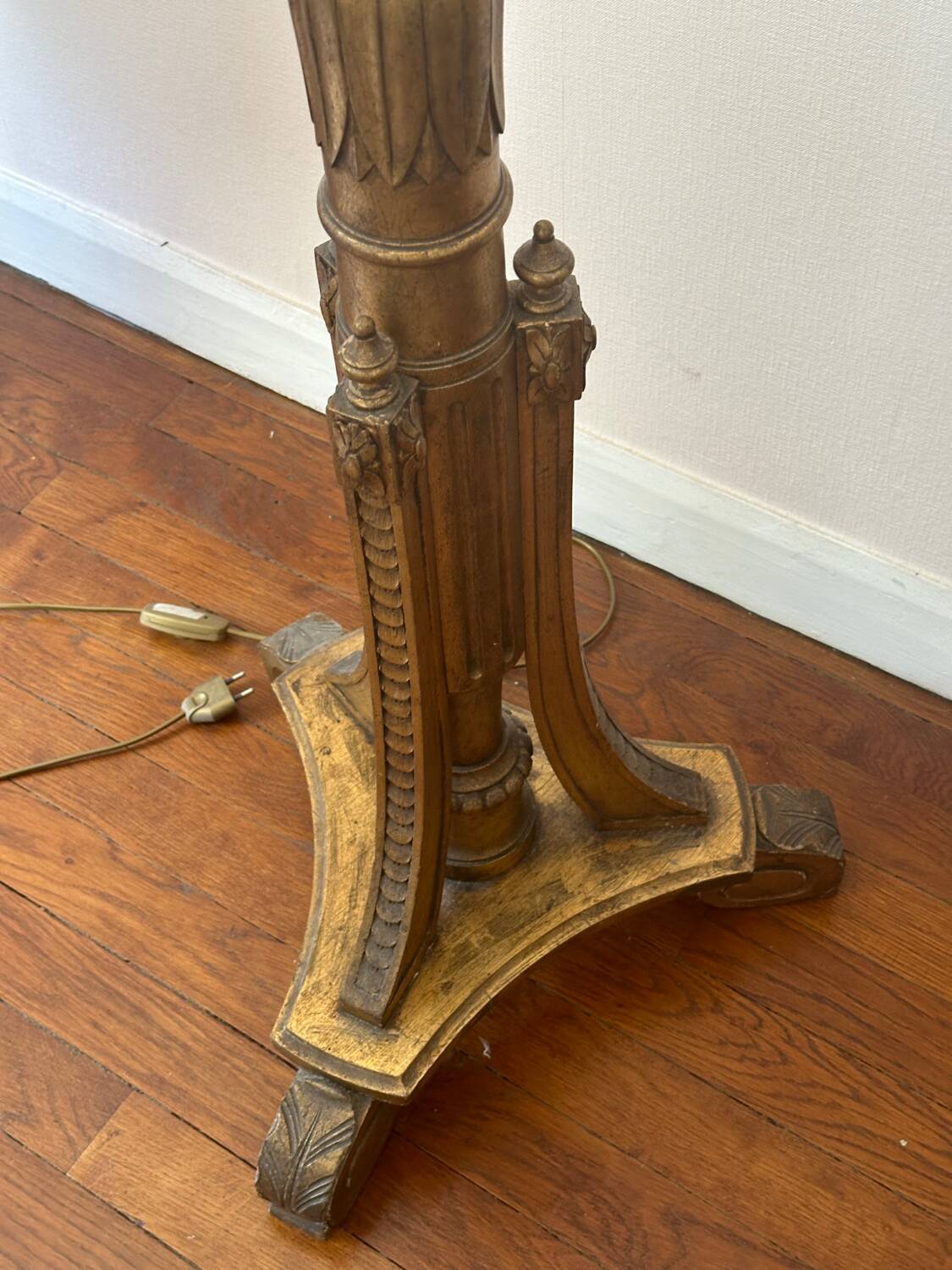 Lampadaire en bois doré Style Louis XVI