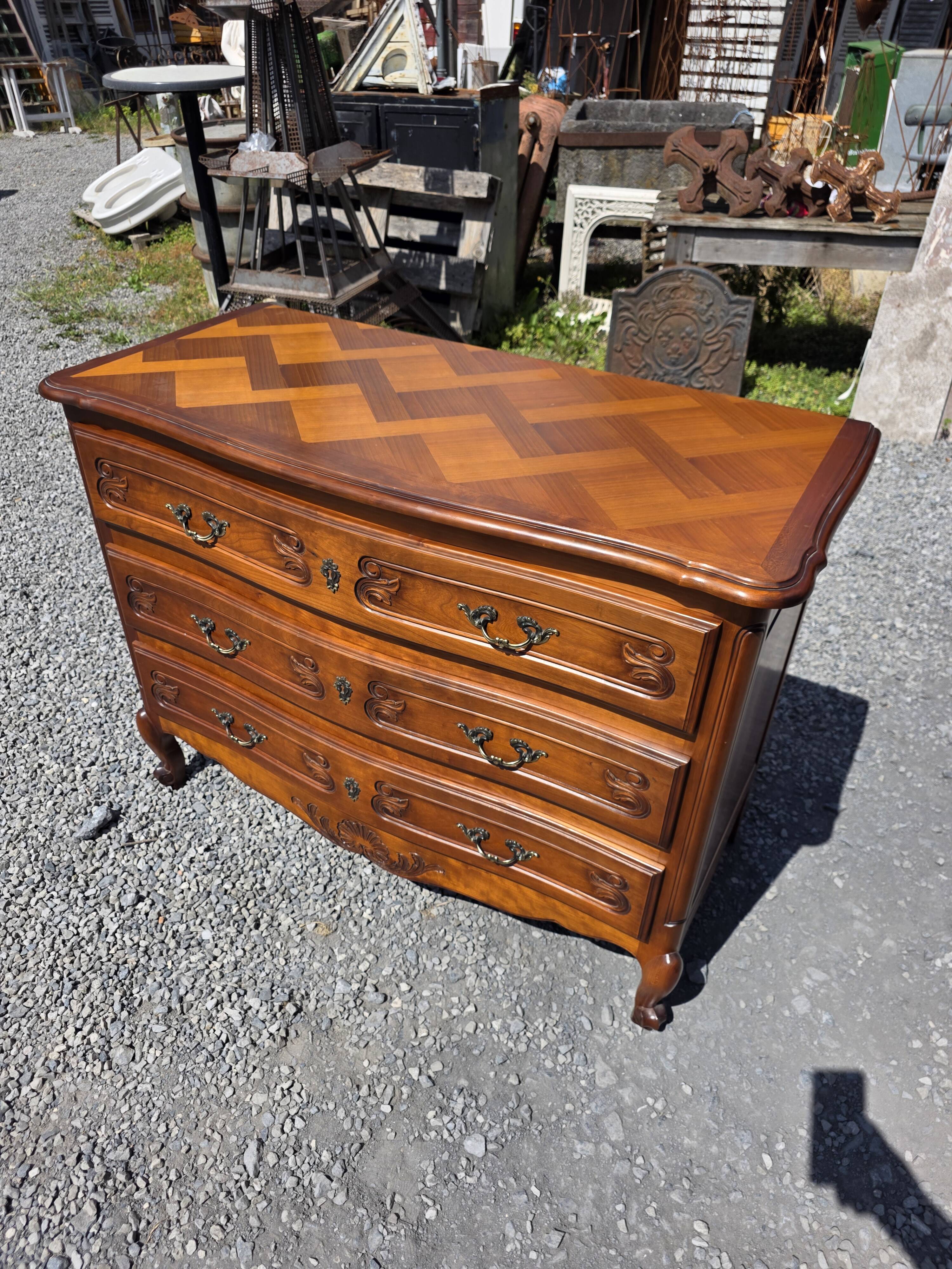 Curved commode in Louis XV style made of cherry wood.
