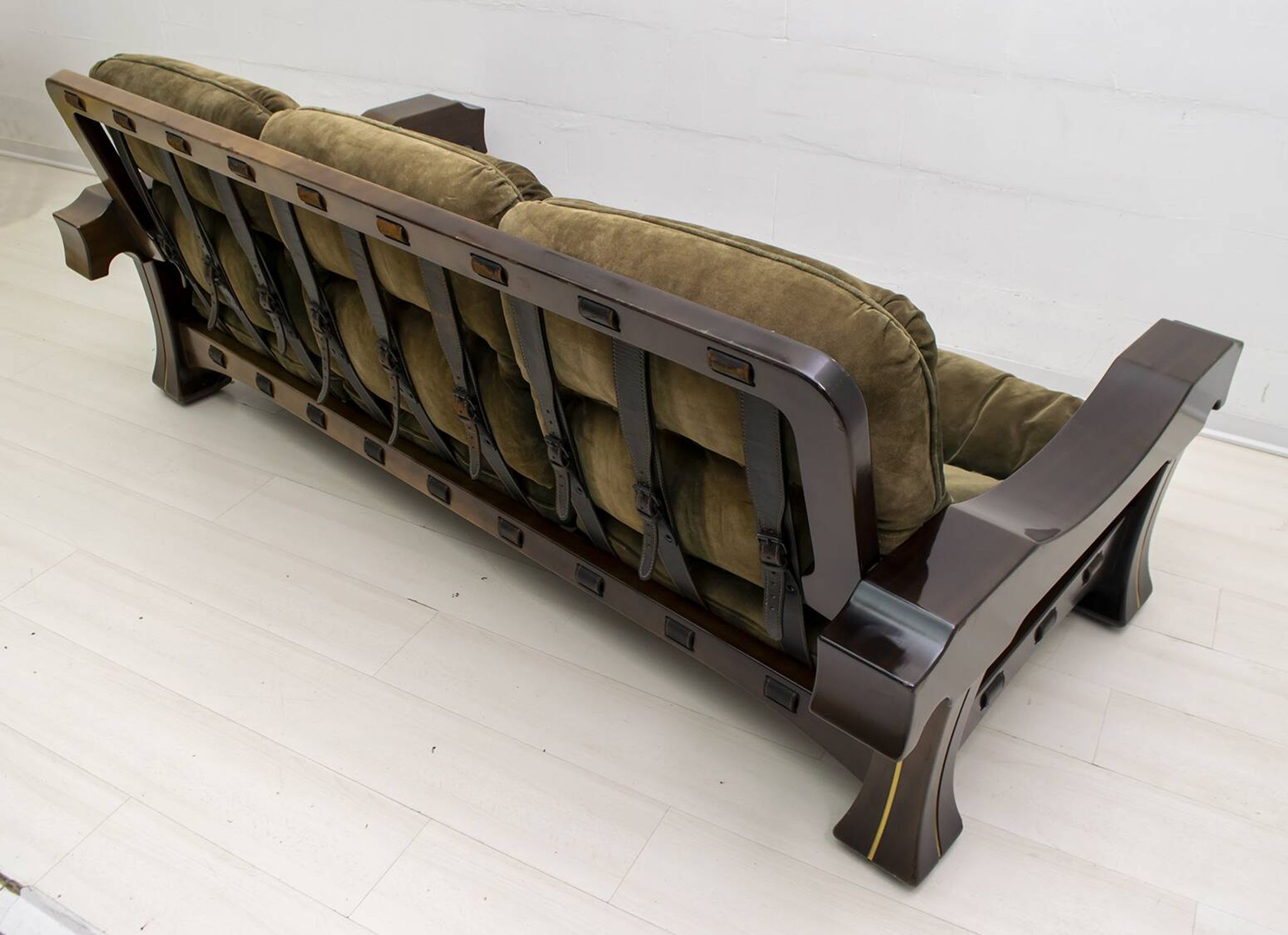 Canapé italien en bois et daim "Ussaro" de Luciano Frigerio, 1970