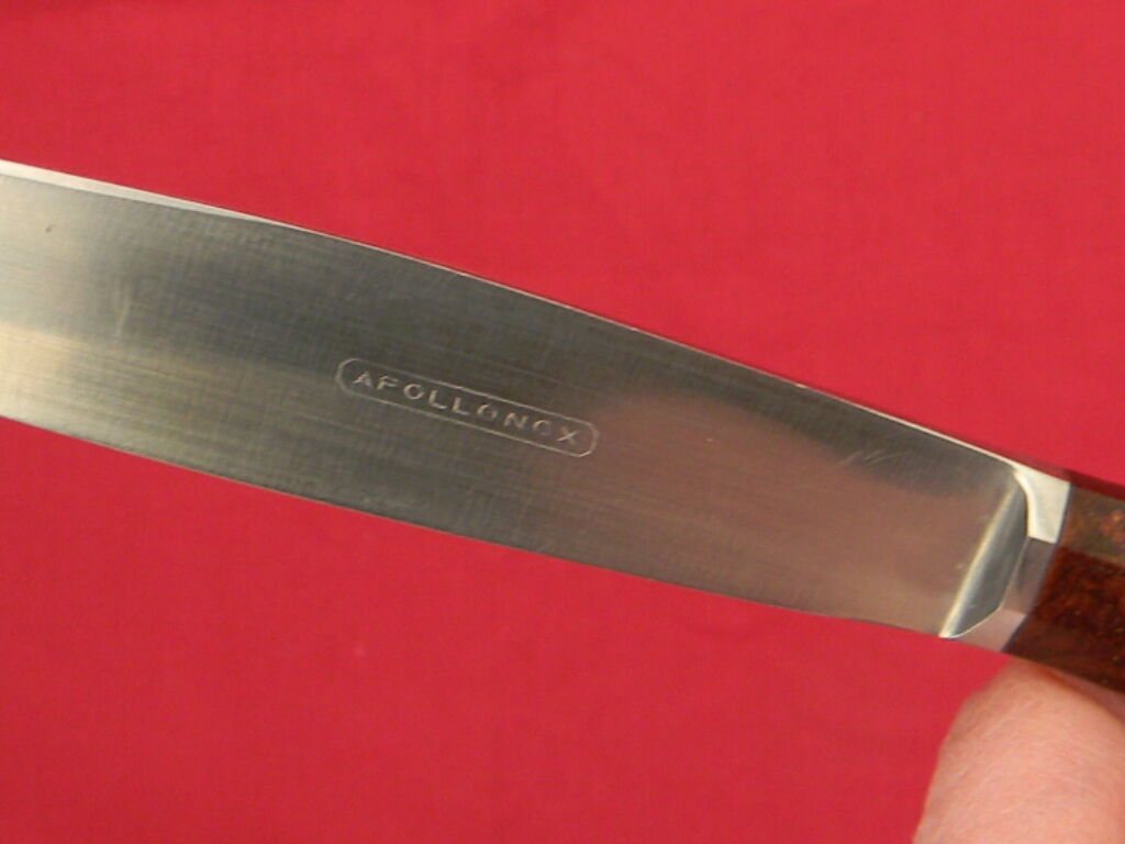 Lot de 12 couteaux Apollonox lame inox manche bakélite.