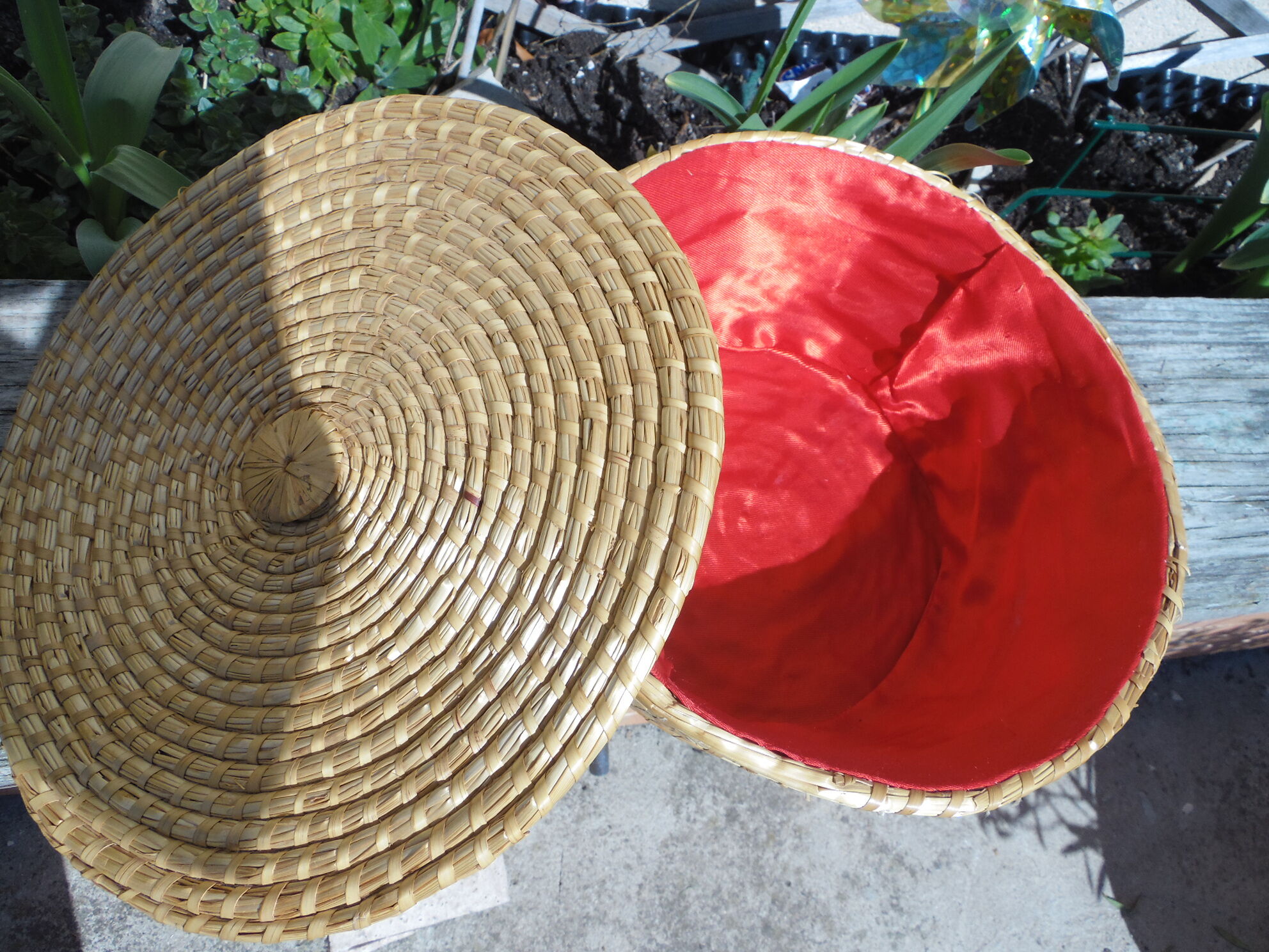 Trash in straw, inside Red satin, vintage 70's