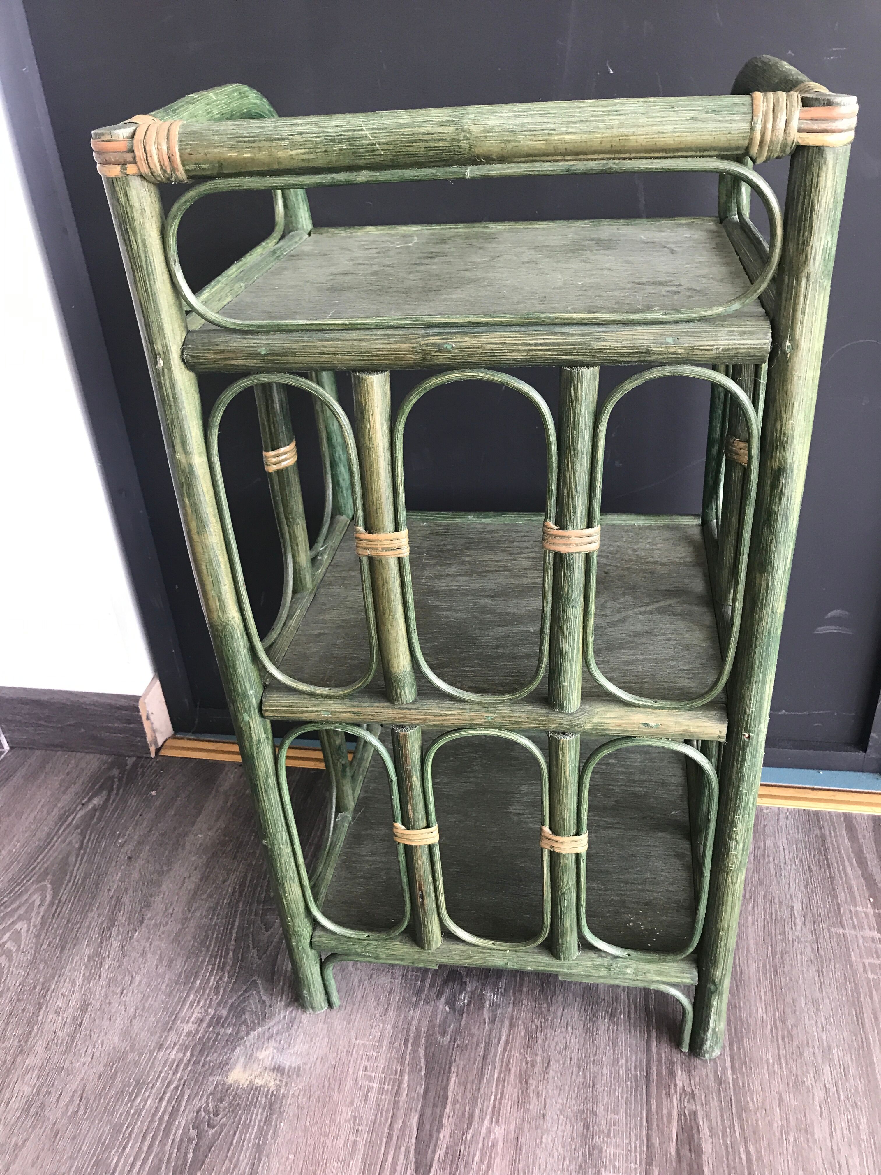 Small shelf console in green rattan