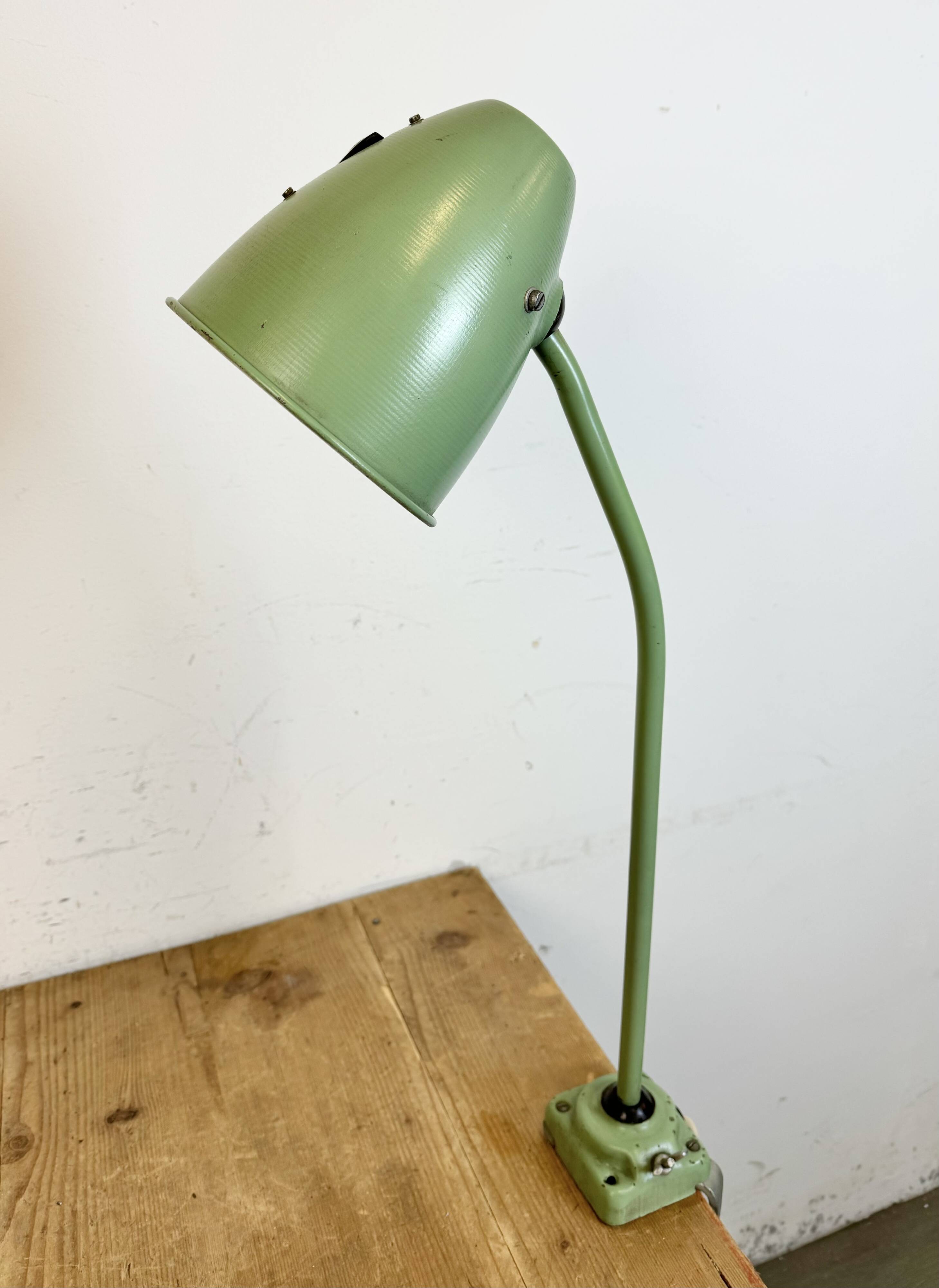 Lampe de table d'atelier industriel vert, 1960s