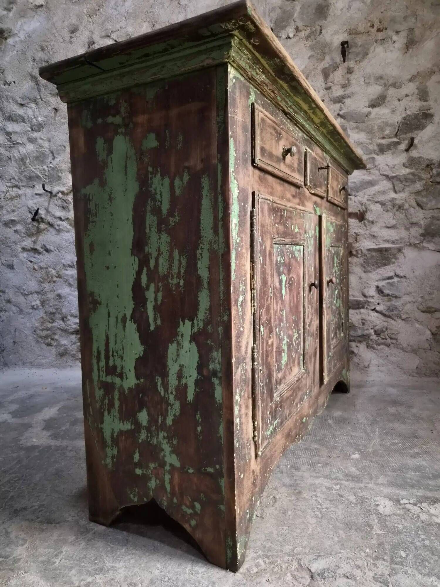 French rustic buffet in walnut, 18th century, 3 drawers and 2 doors.