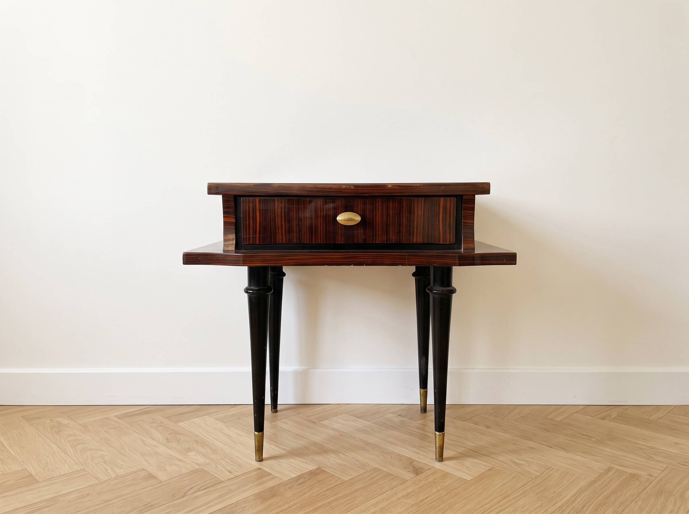 Table d'appoint années 50 en bois et placage strié