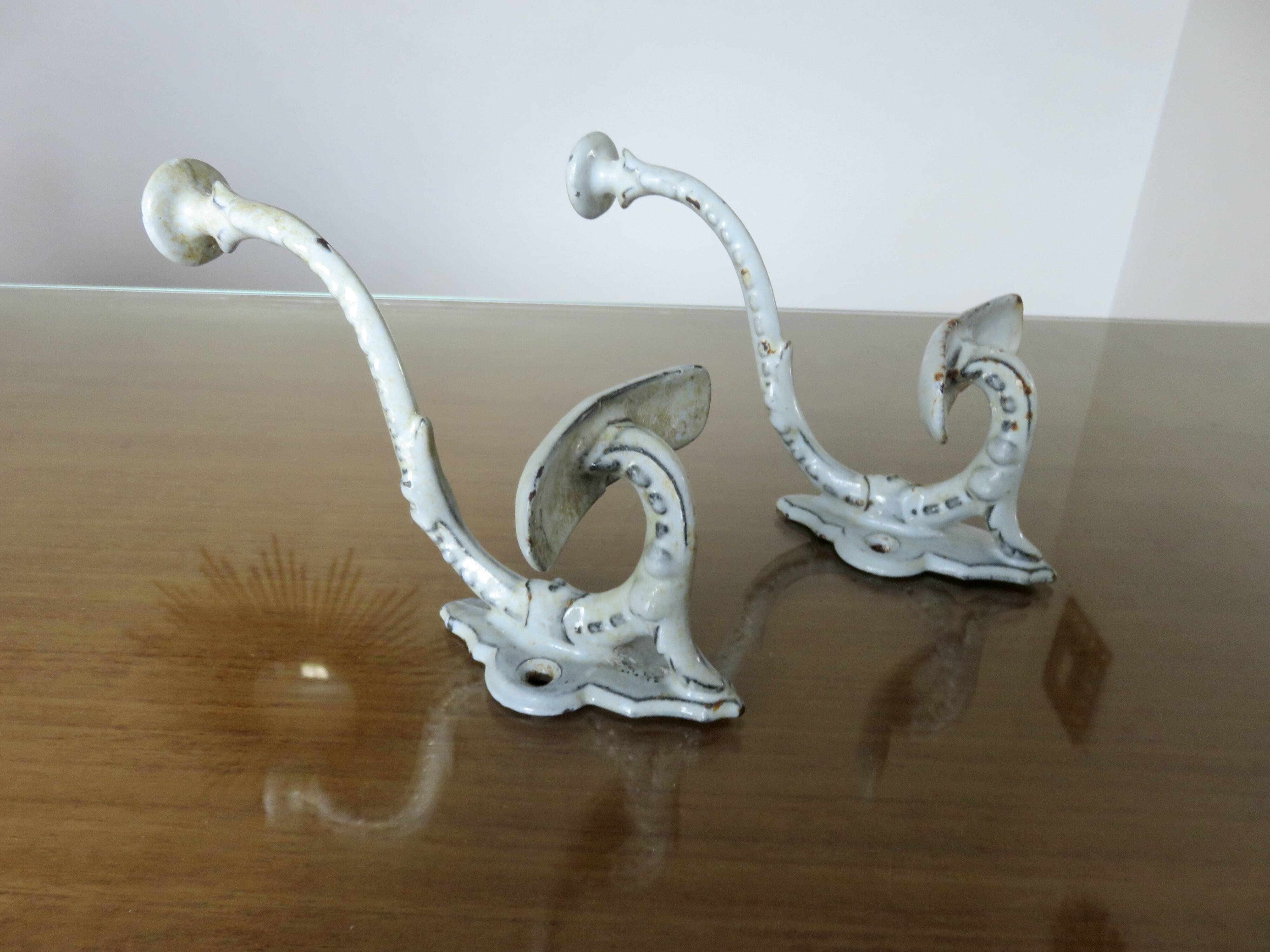 Paire de patères en fonte émaillée, 19ème