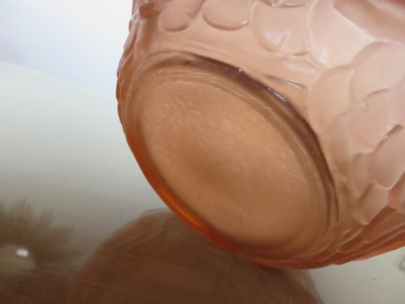 Art Deco vase in pink moulded glass "bird motif" 40s