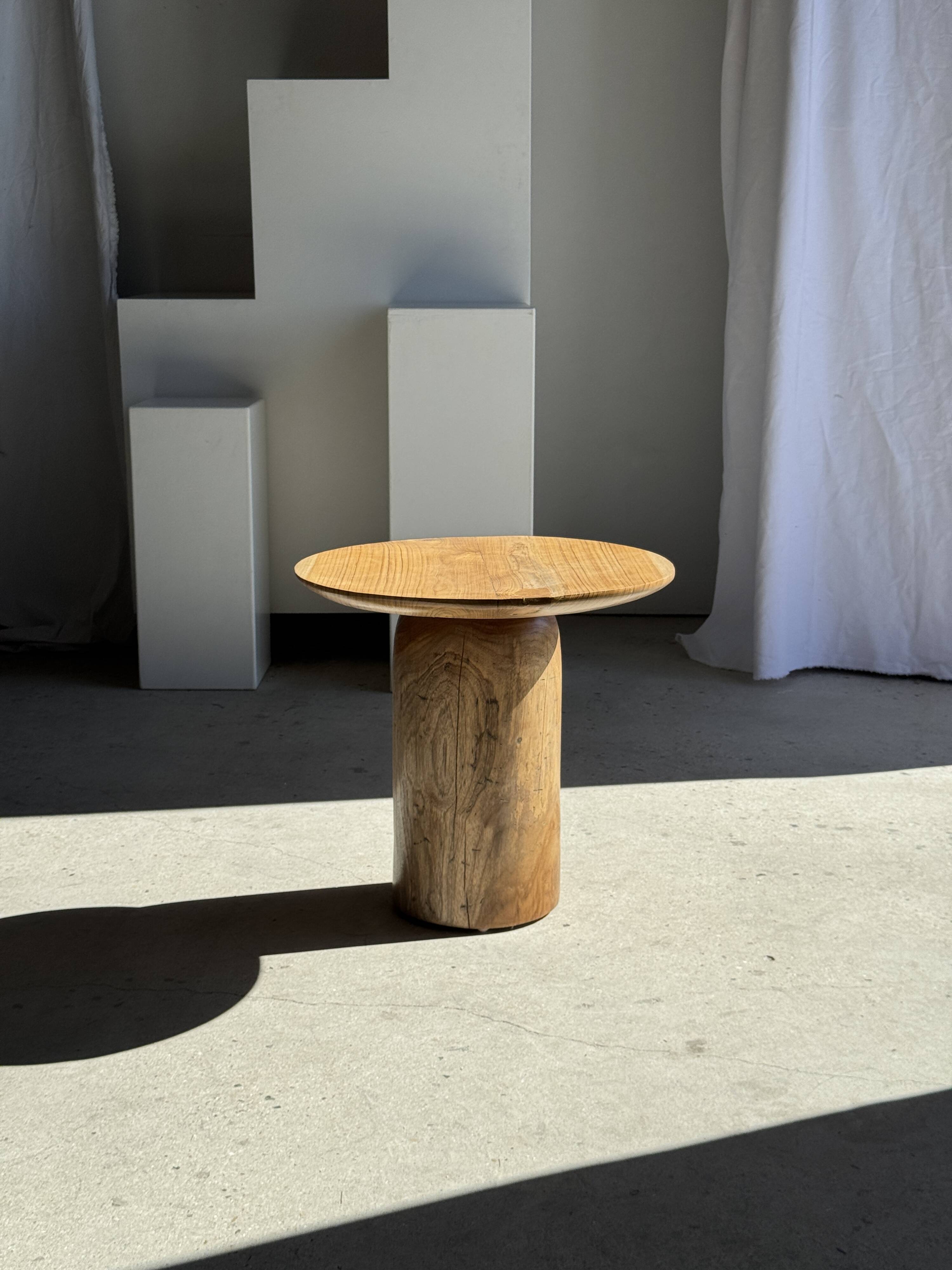 Side table in solid teak with a circular top, column base H51.5 D50.
