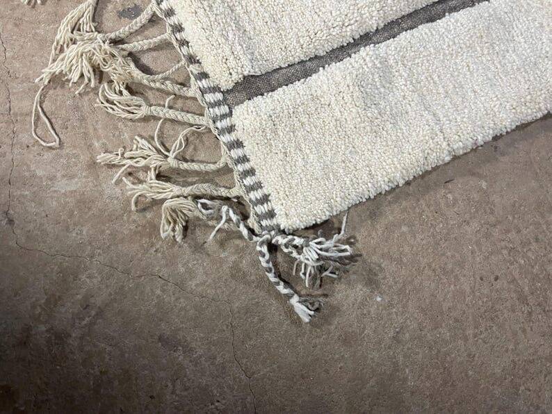 Handmade pure wool carpet, Moroccan artisan, size 1.5/2.5 m.