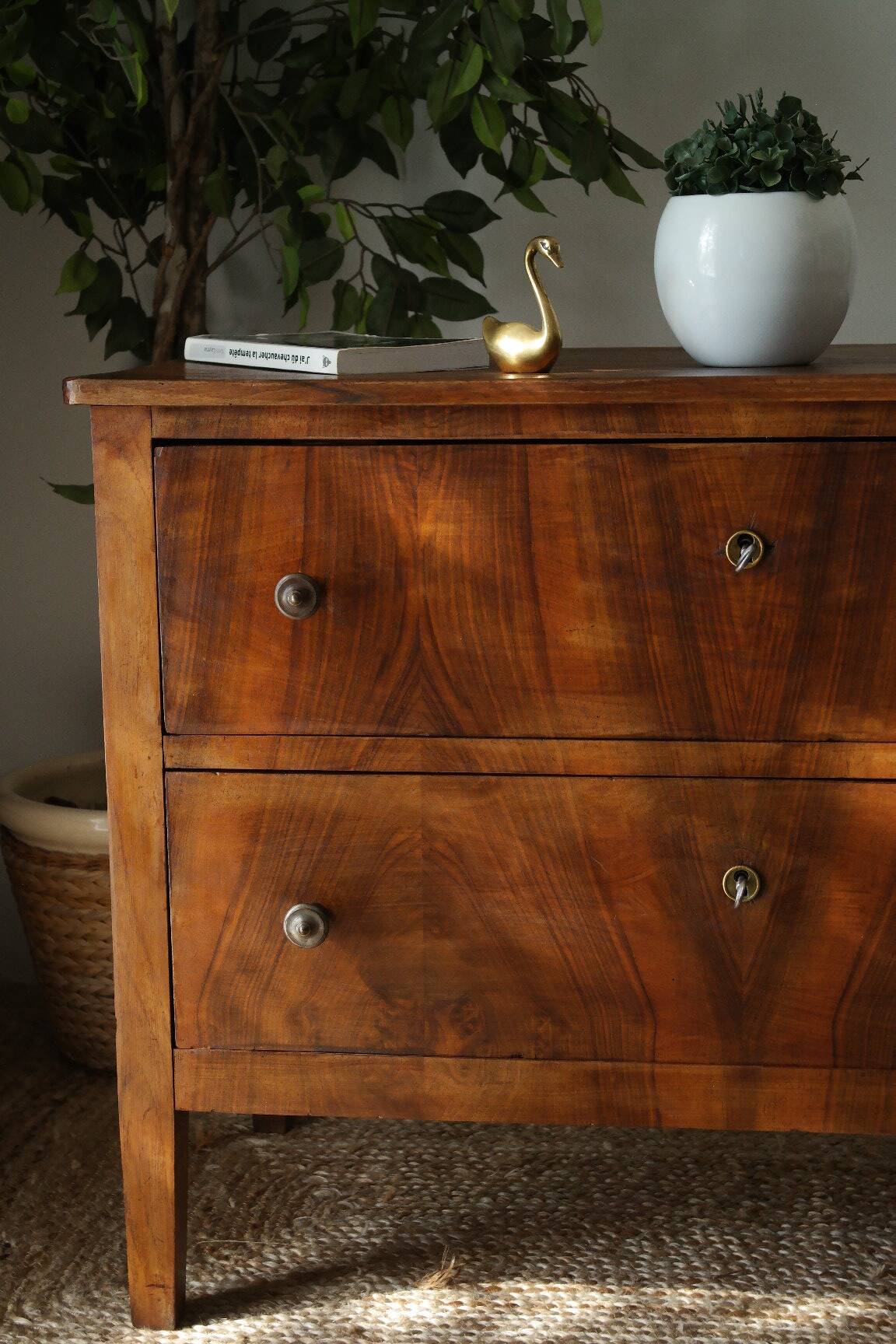 Commode basse en noyer, XXème