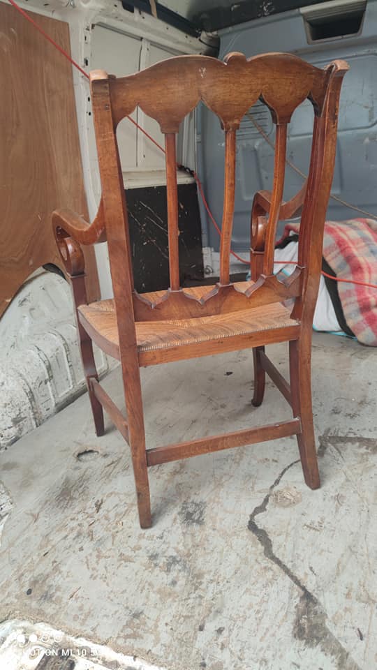 Armchair with gilded rye straw seat in solid walnut, Restoration period, circa 1820