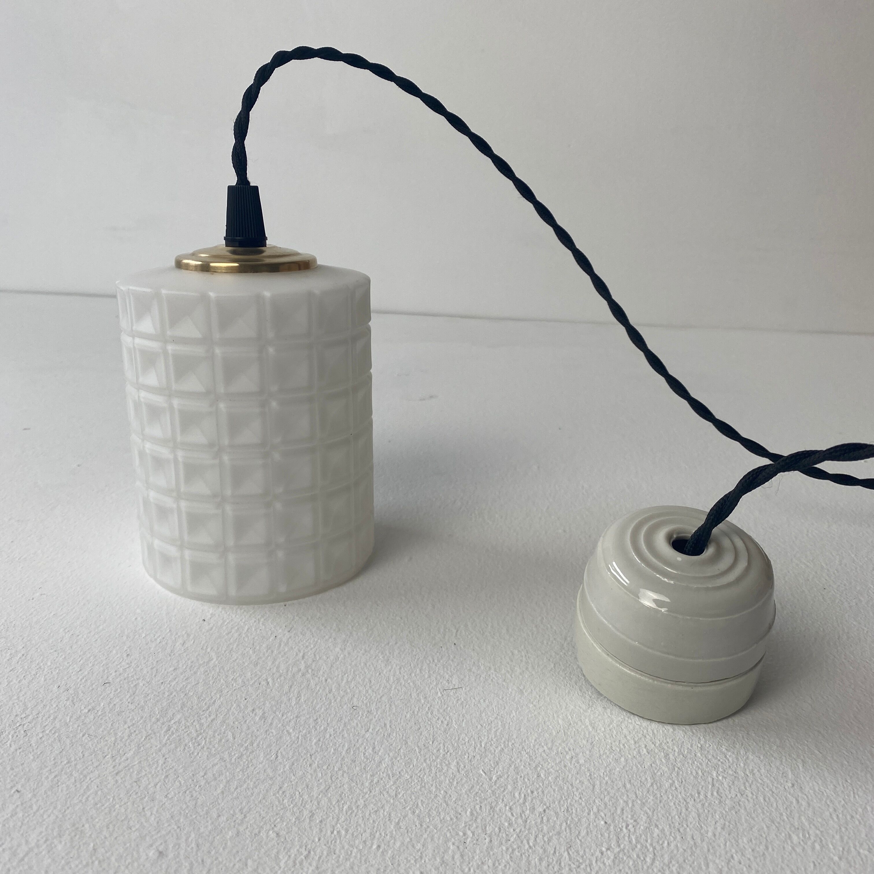 Lot 3 suspensions in vintage opaline