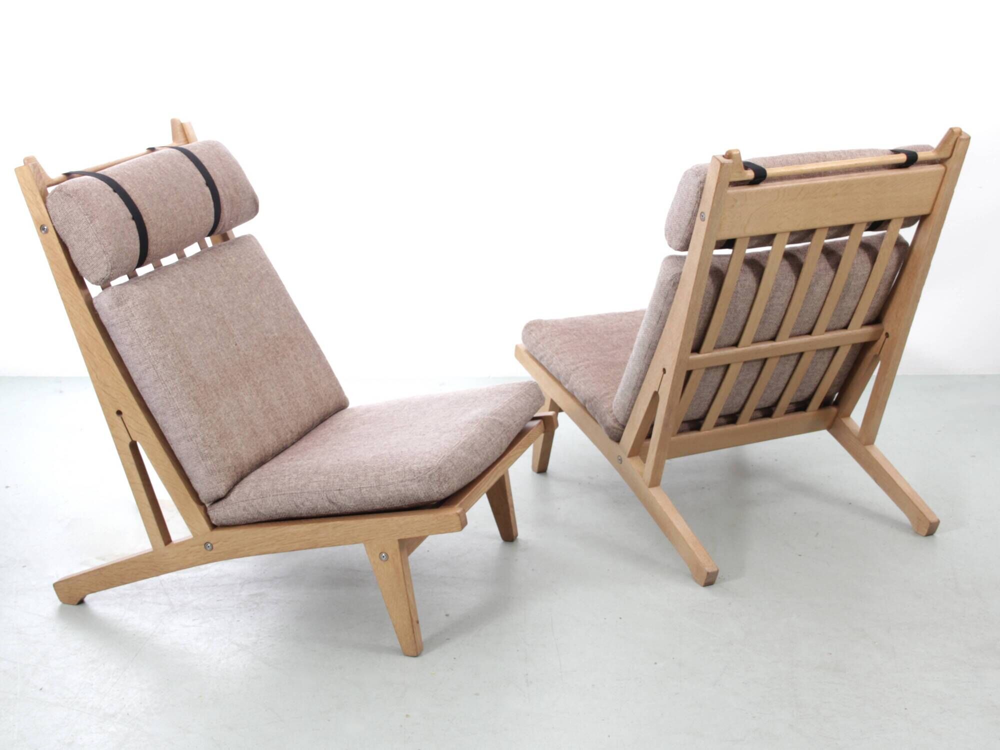 Pair of Scandinavian armchairs GE 375, with 1 pair of armrests.