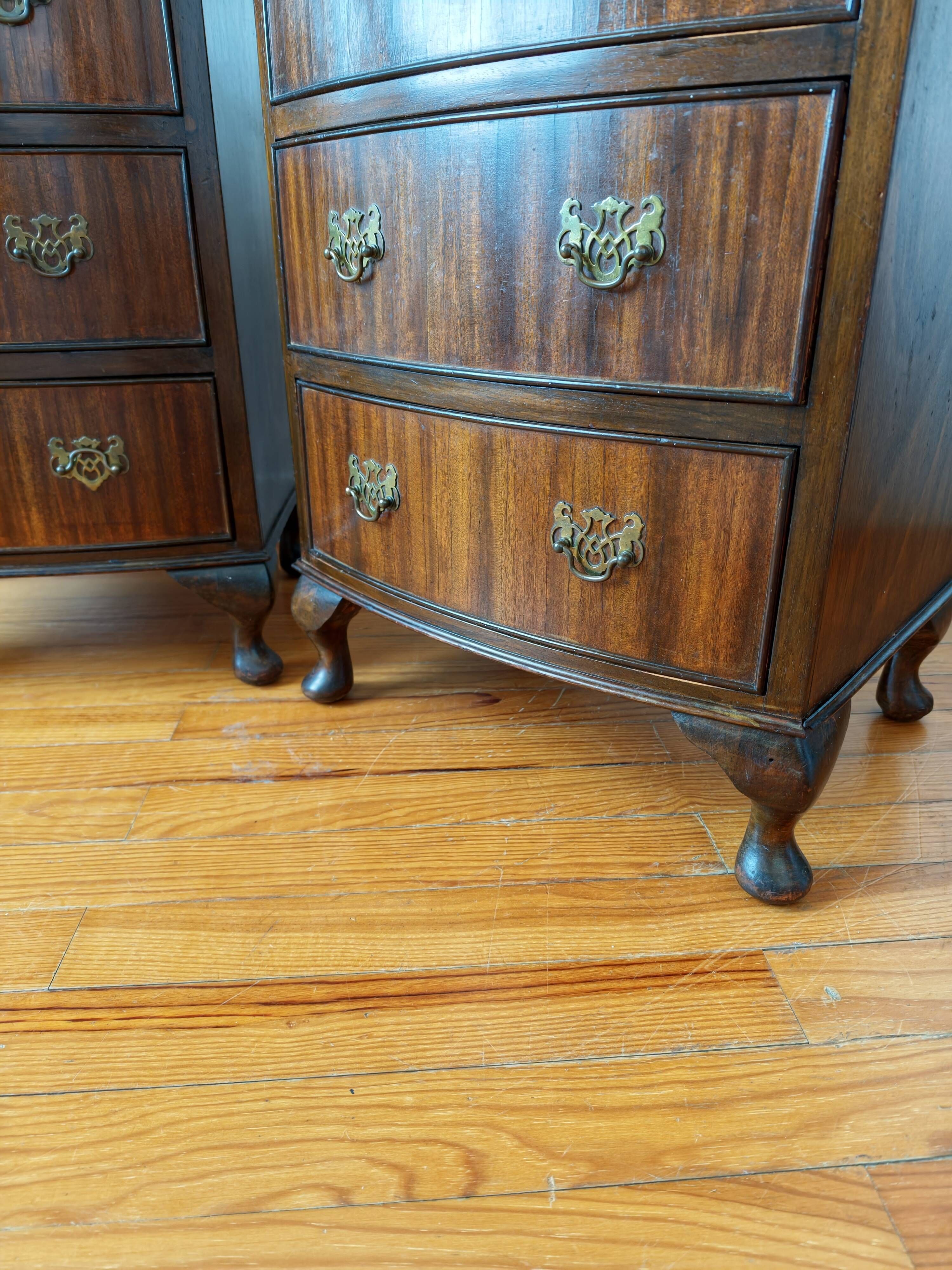 Paire de petites commodes anglaises style Queen Anne – années 1950