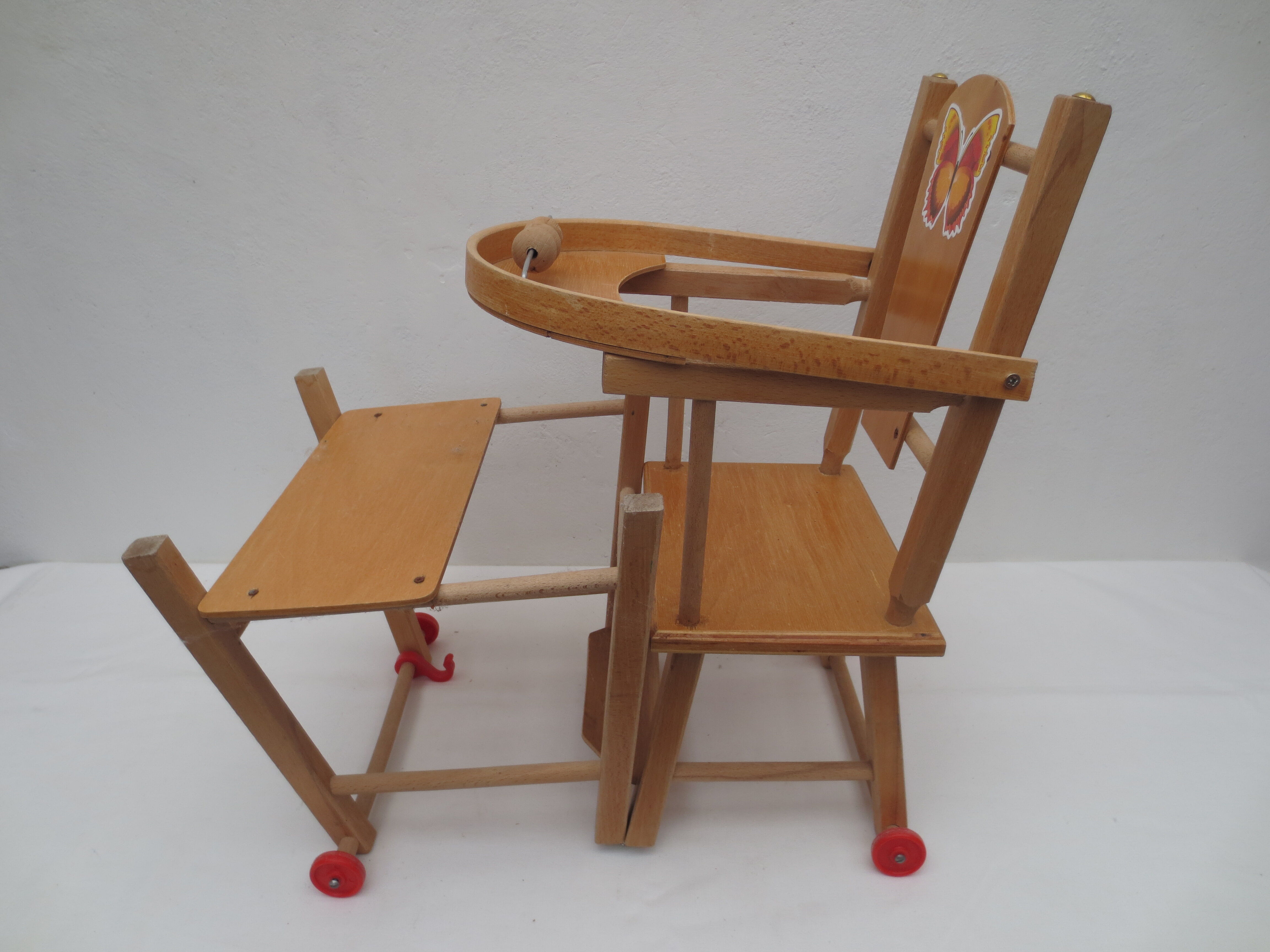 Chaise haute ancienne de poupée en bois clair décor papillon
