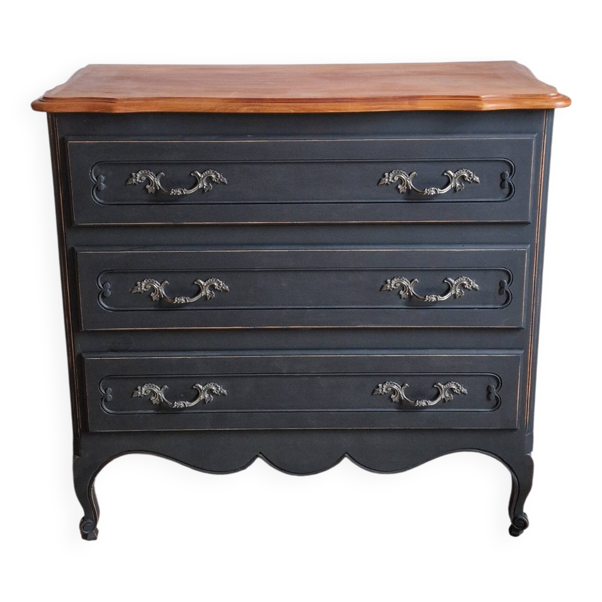 Antique chest of drawers