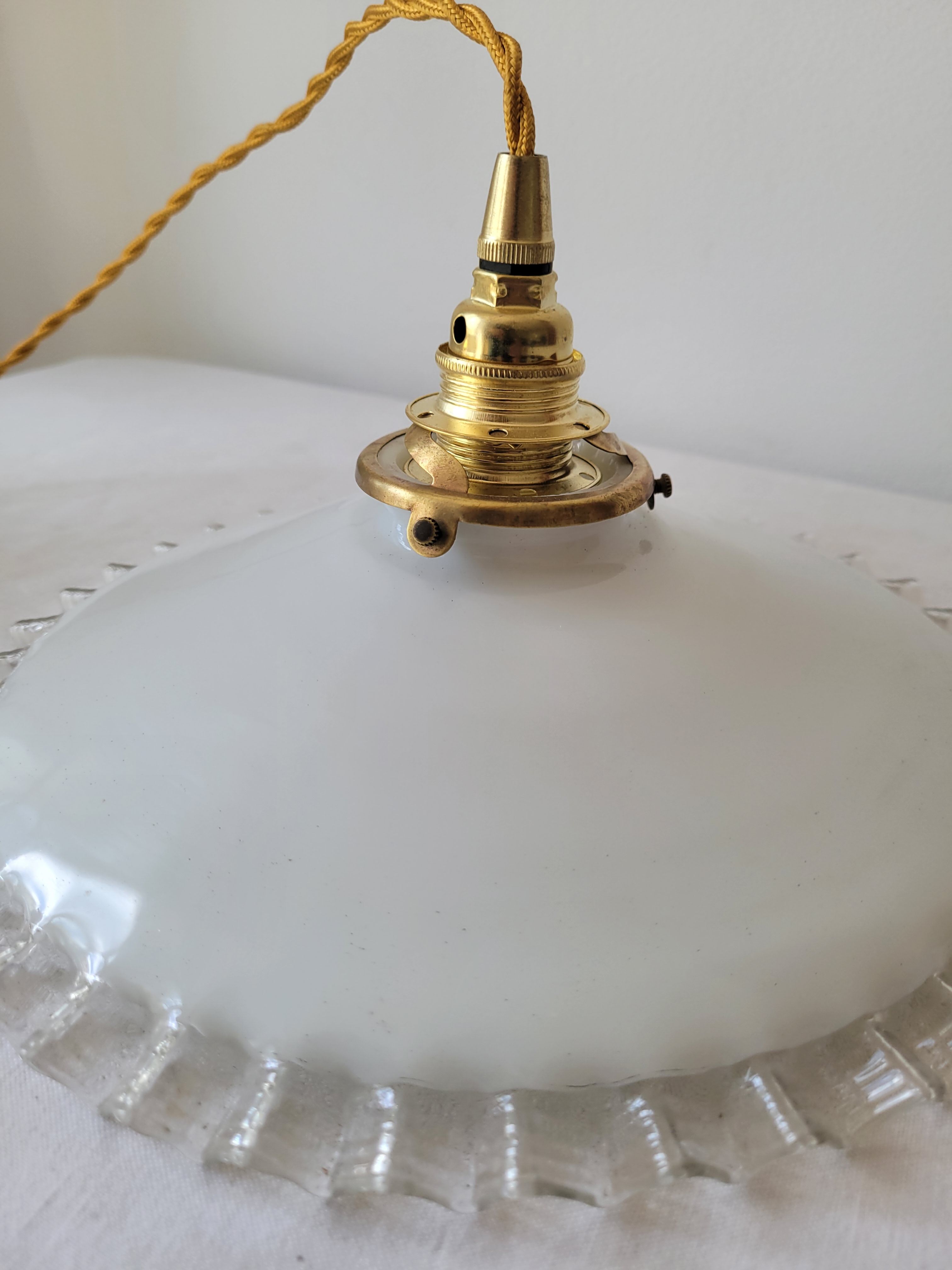 Suspension en opaline dentelée