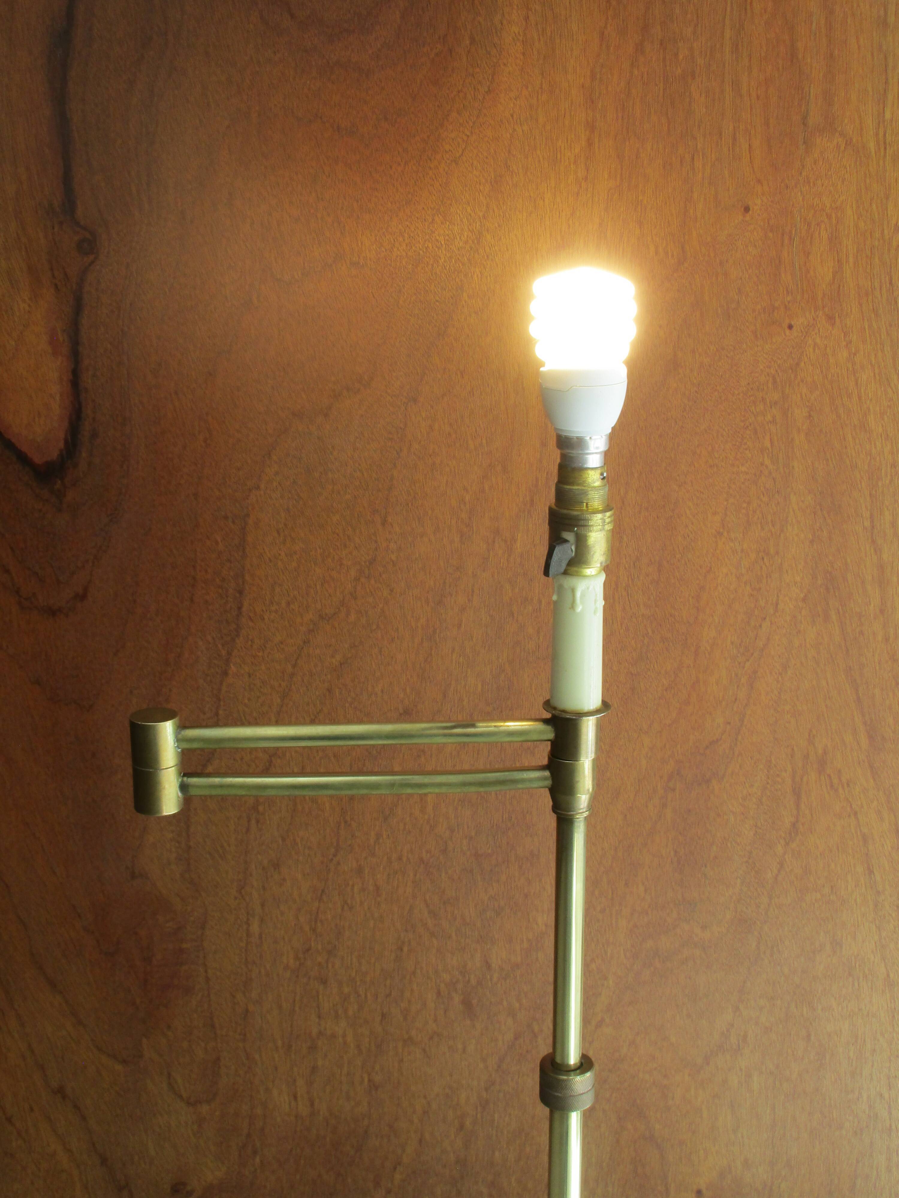 Depliable and articulated foot reader lamp