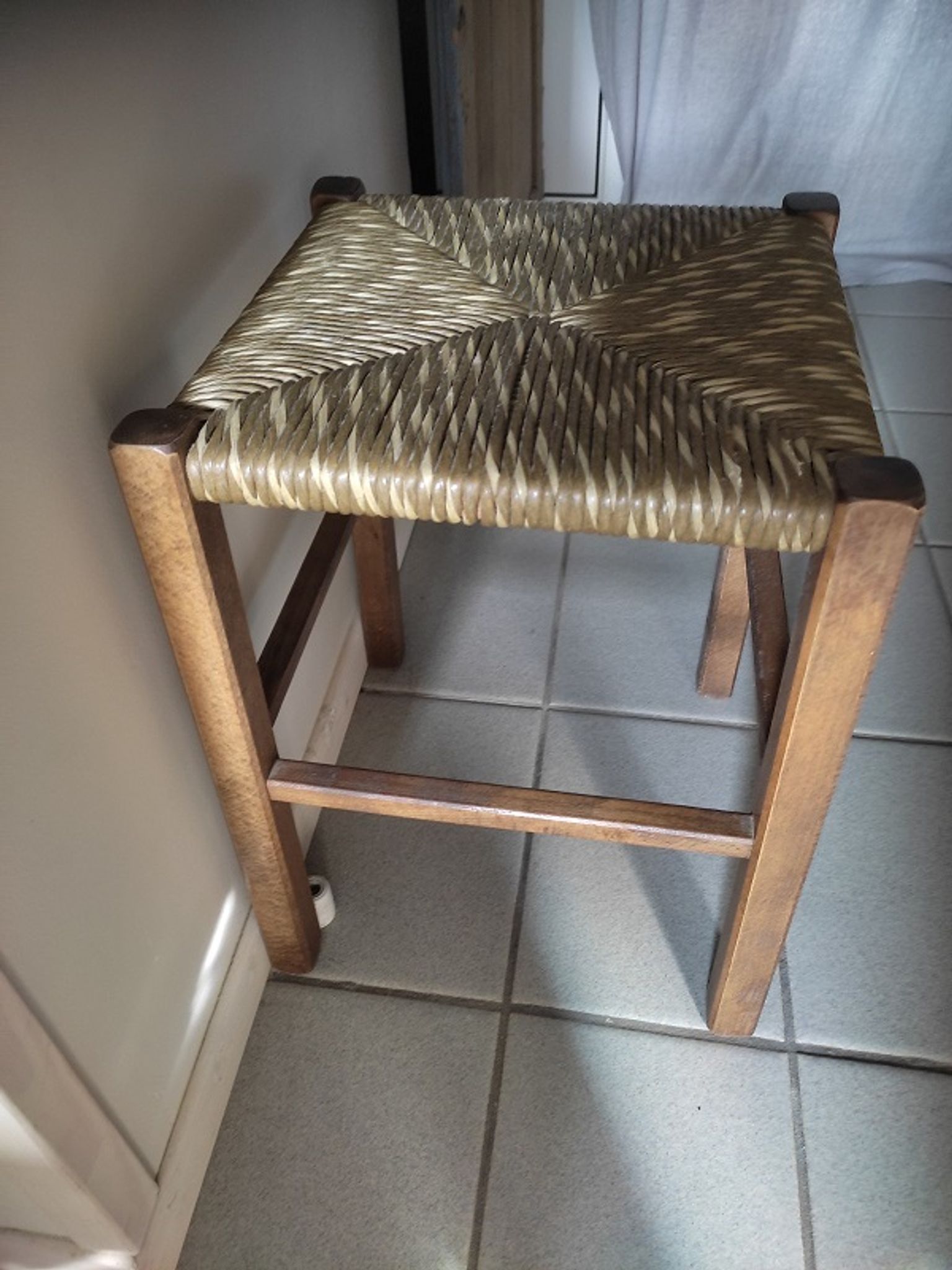 Stool solid wood seat straw feet patinated dp 0922131