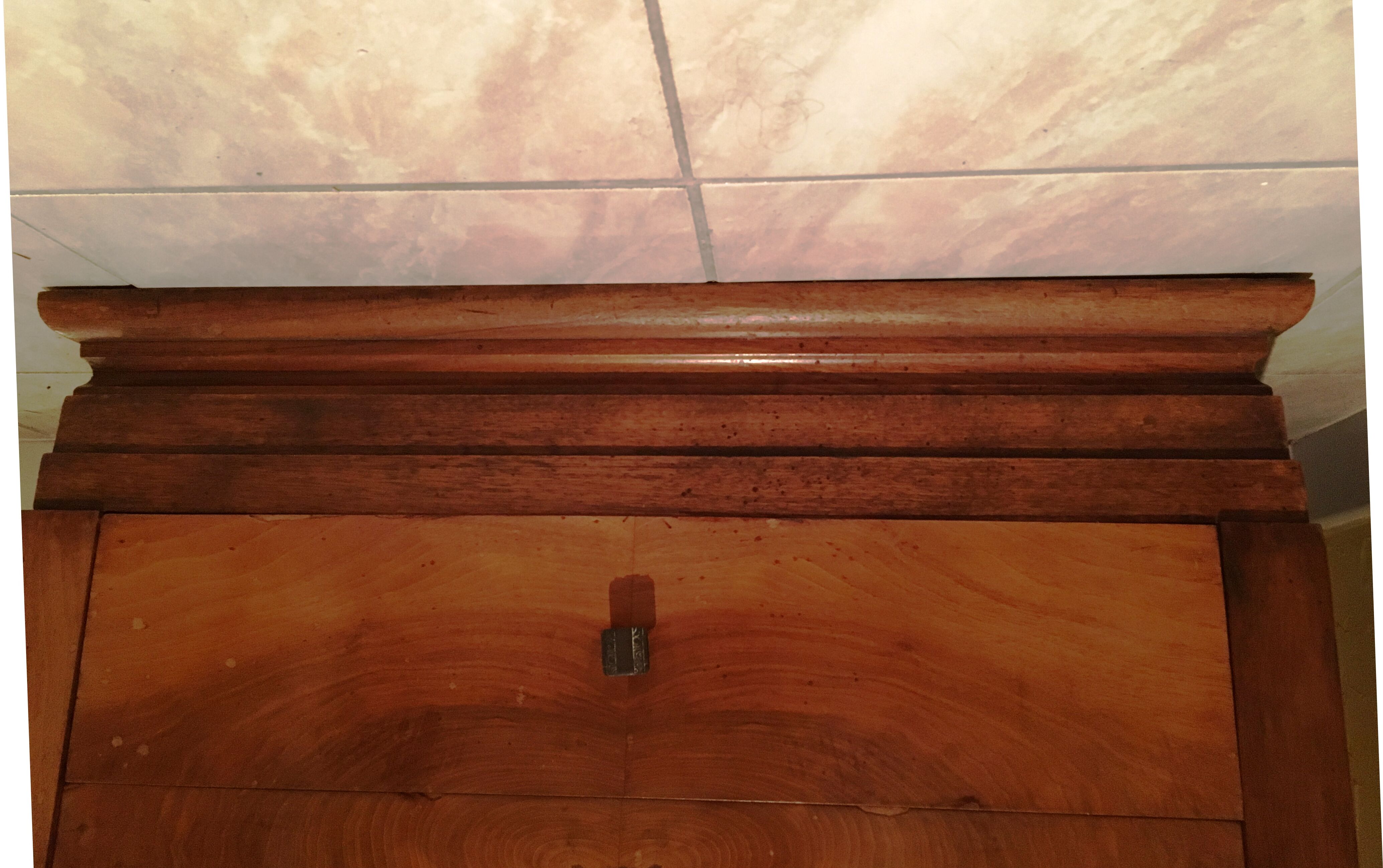 Chest of drawers in walnut