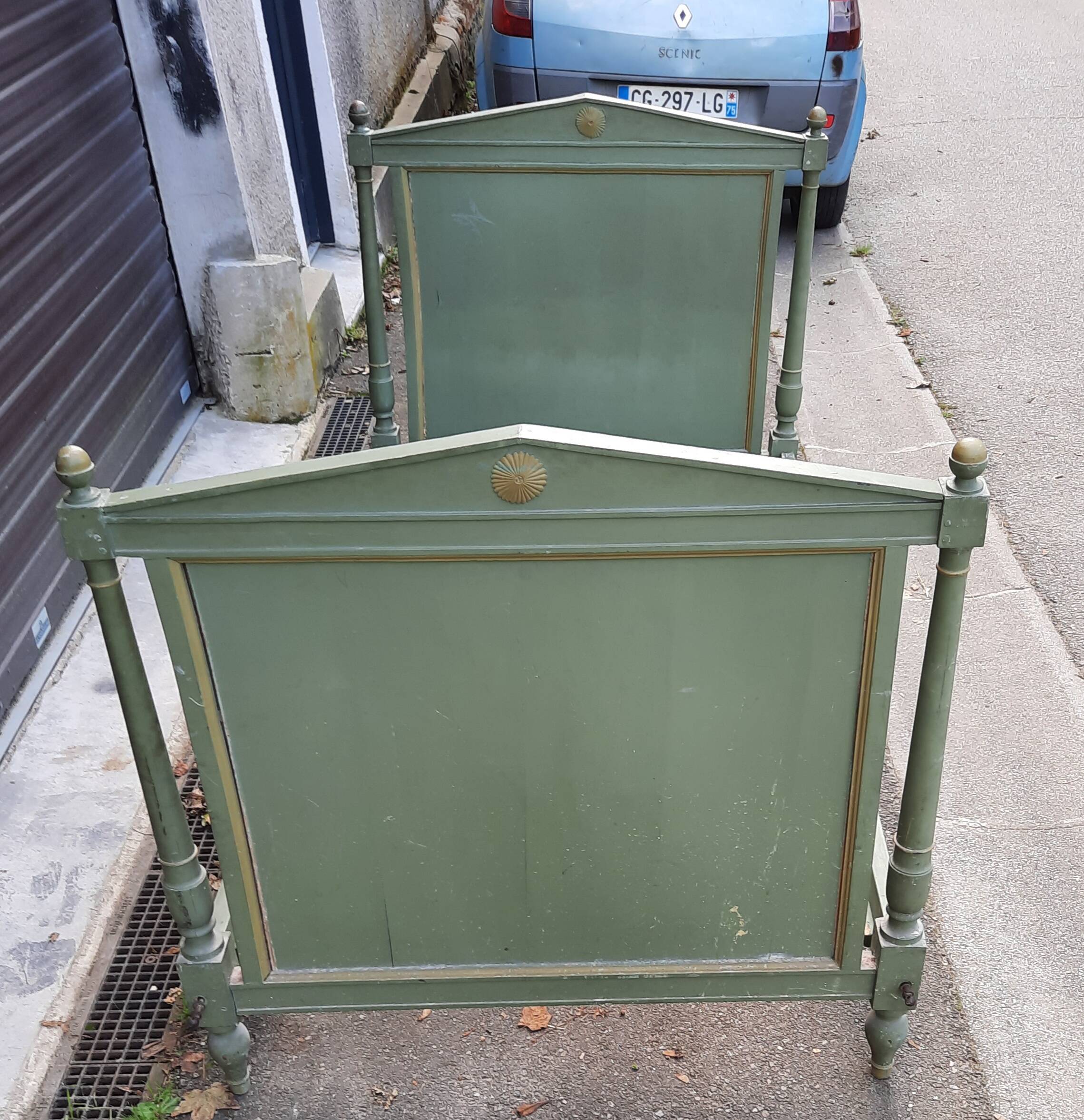 Lit en bois laqué directoire