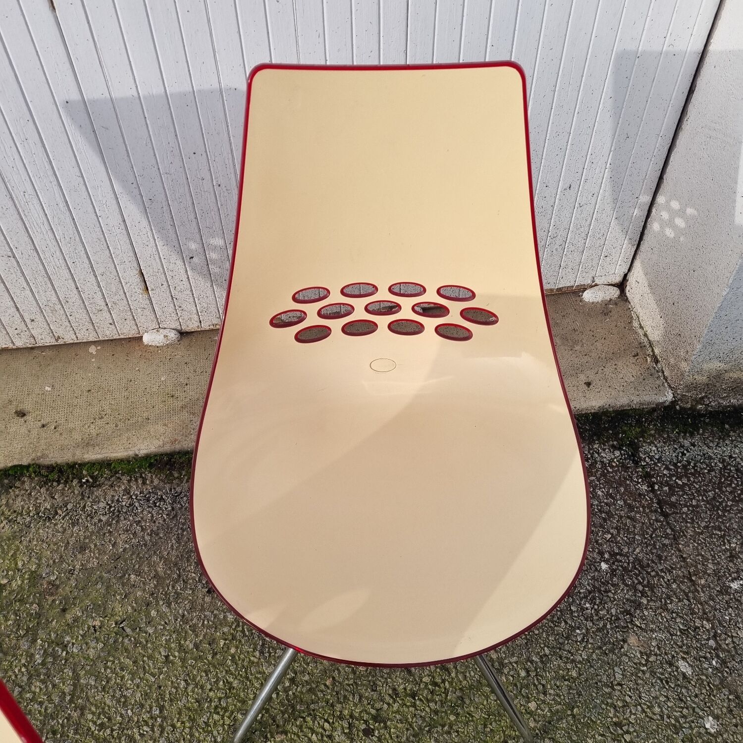 Guzzini dining set, round glass table and 4 shell chairs.