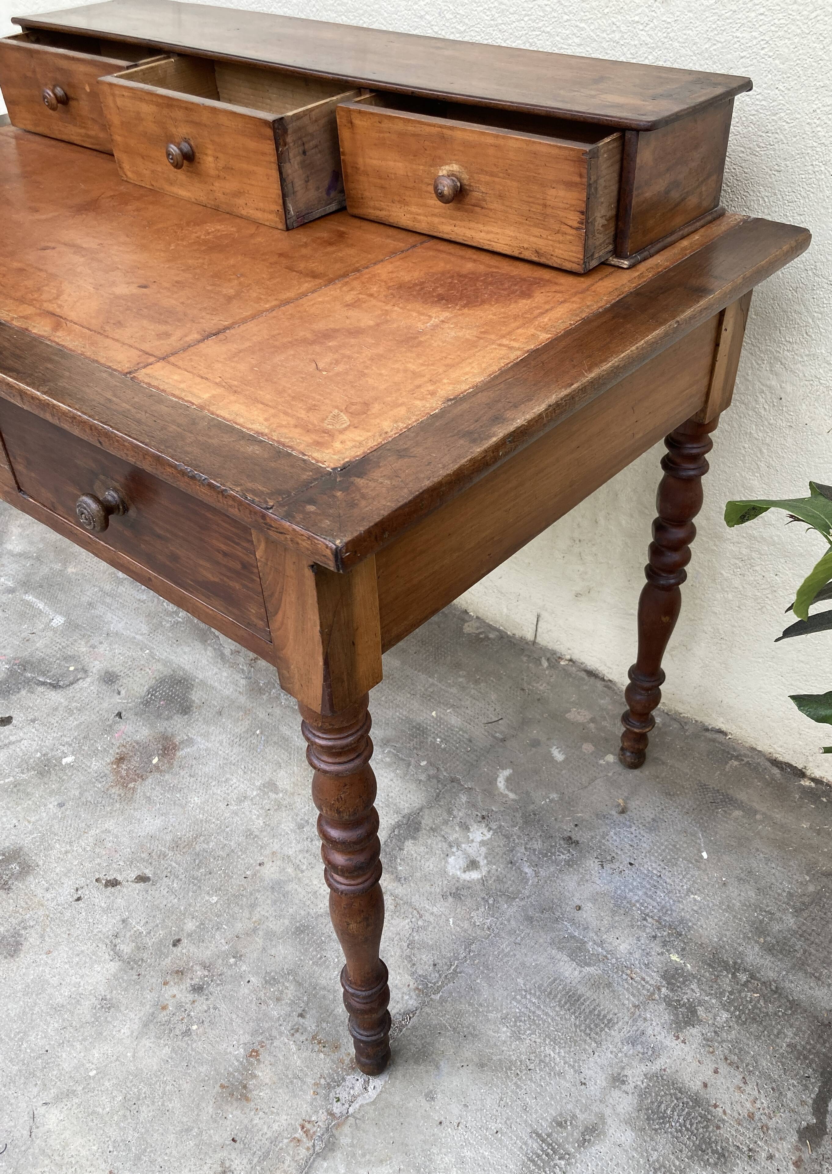 Antique desk with leather top and turned legs, 98 x 60.