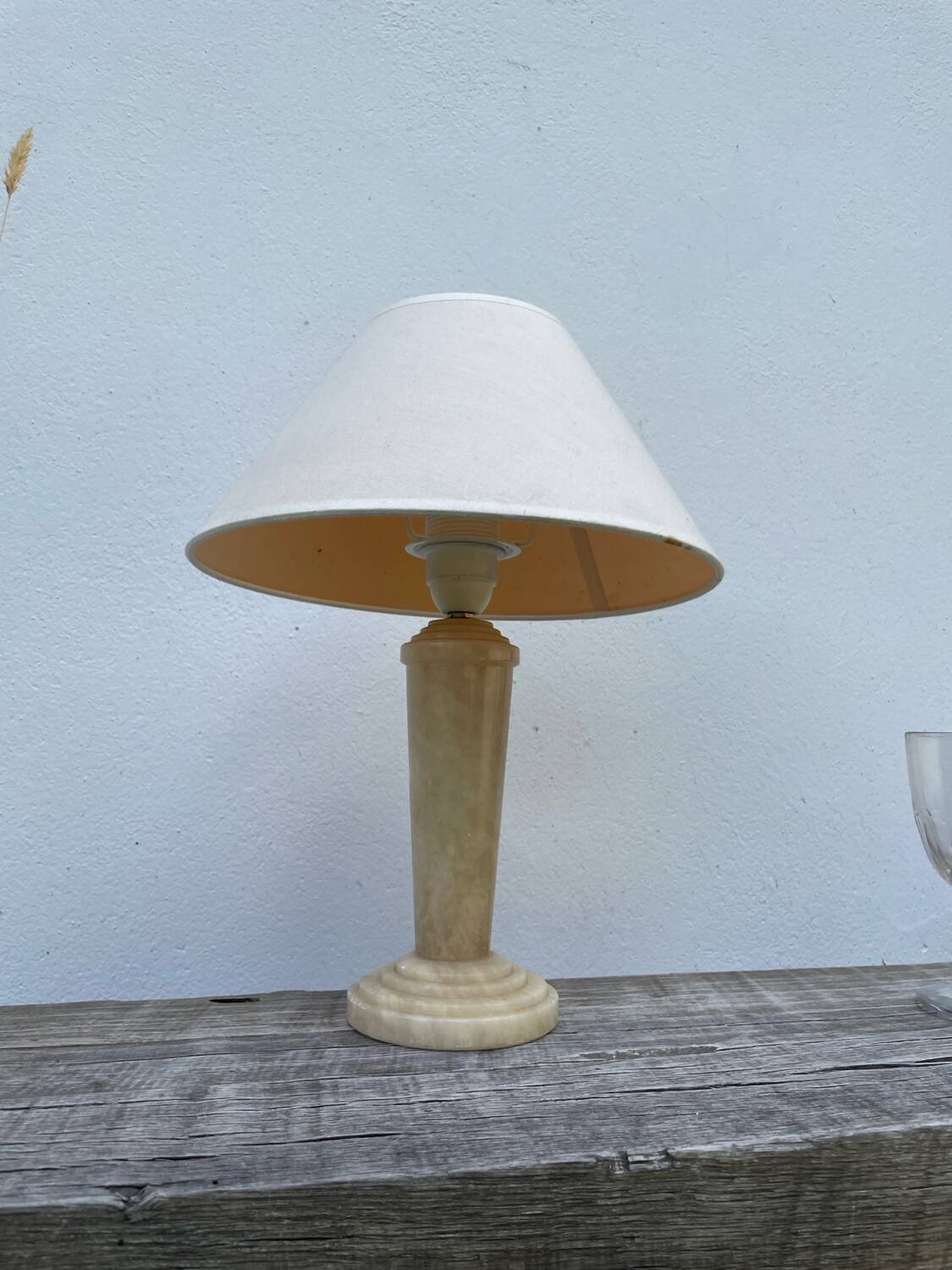 Beige alabaster art deco lamp