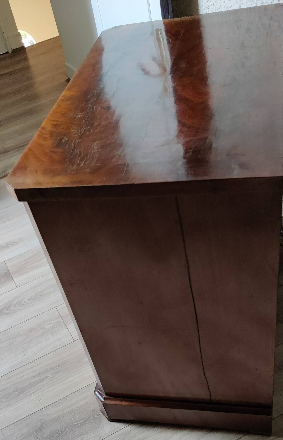 Chest of drawers with 4 drawers, antique furniture.