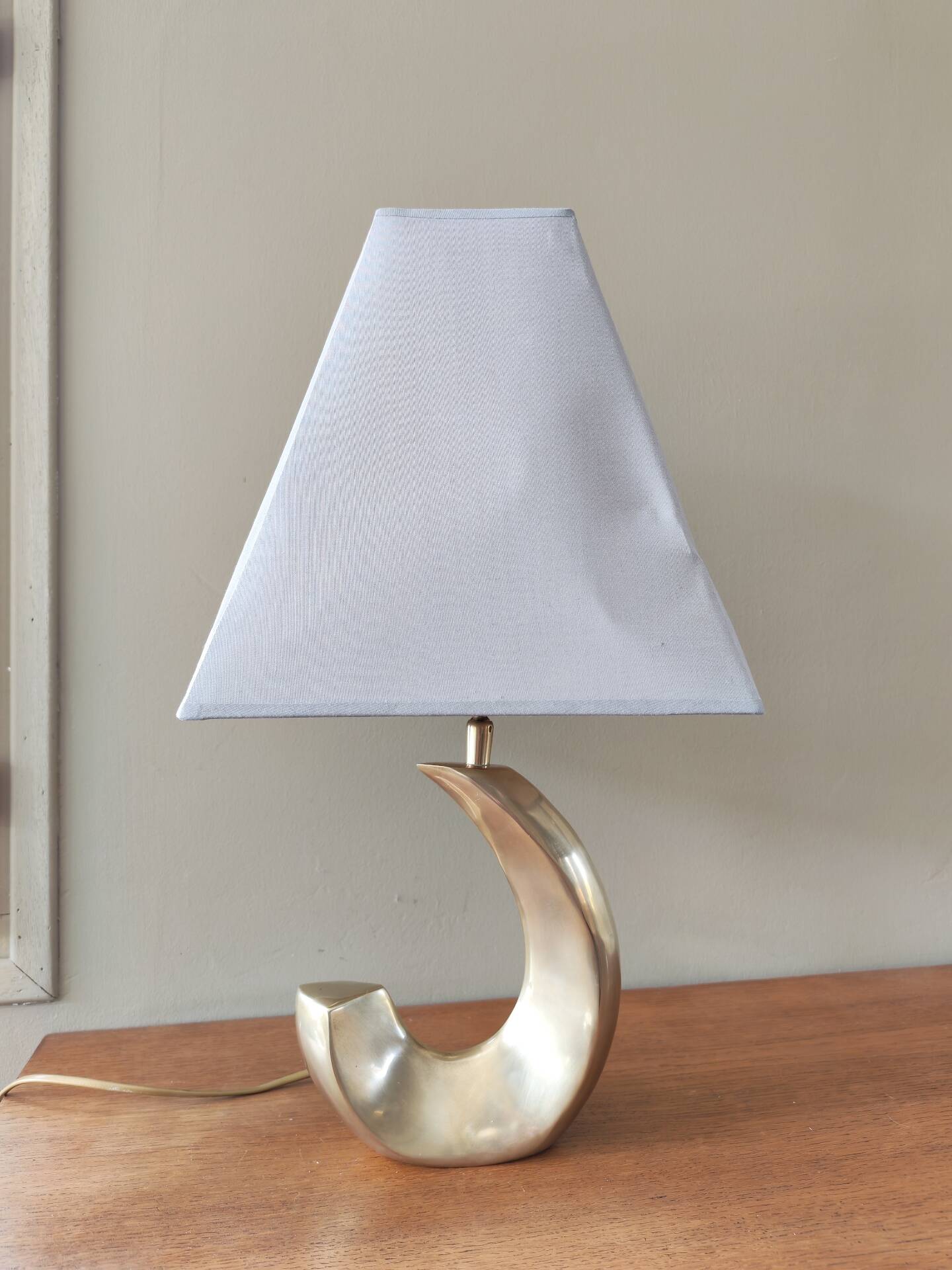 Pied de lampe desing vintage en laiton forme vague