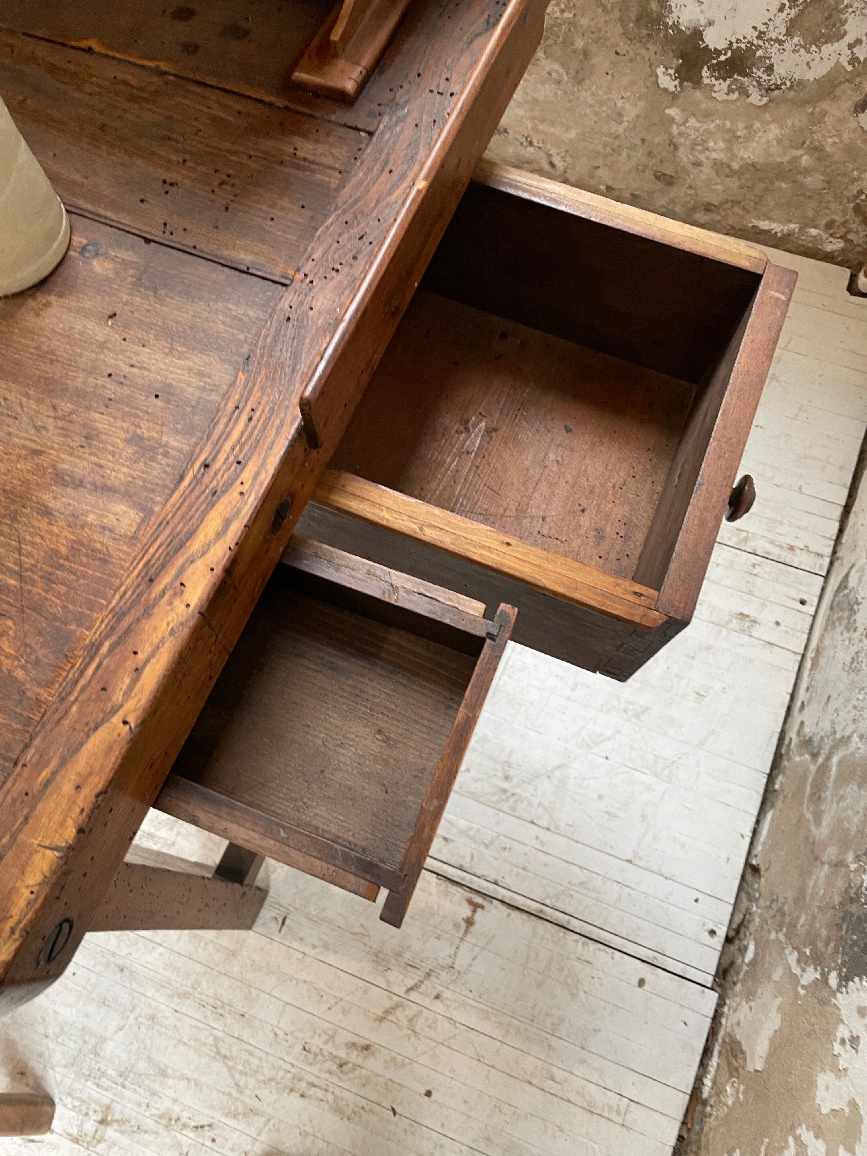 Establishment of jeweler XIXth oak