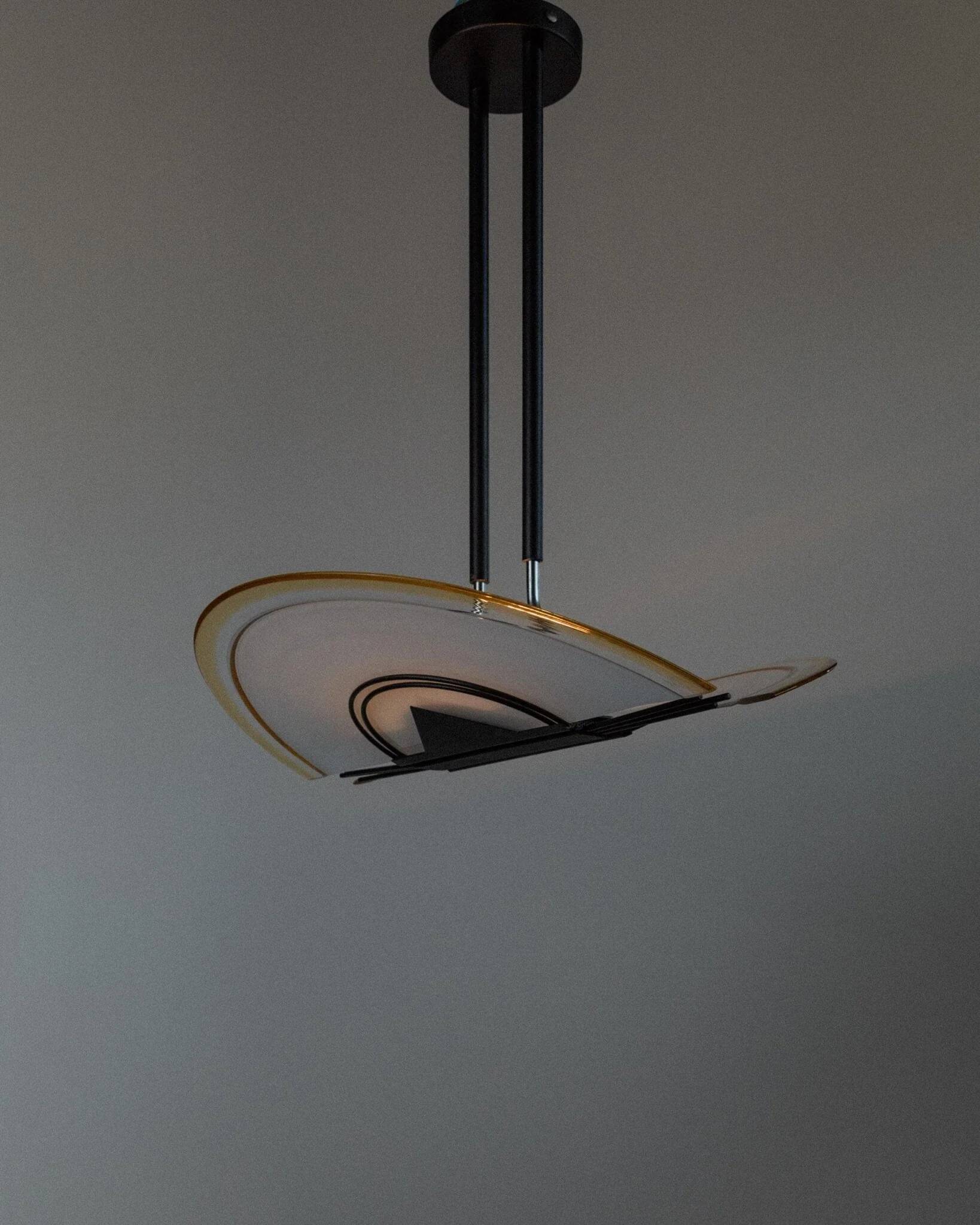 Lustre en verre de Murano vintage en verre blanc et jaune avec cadre en métal noir - Pendentif de style Memphis italien des années 1980.