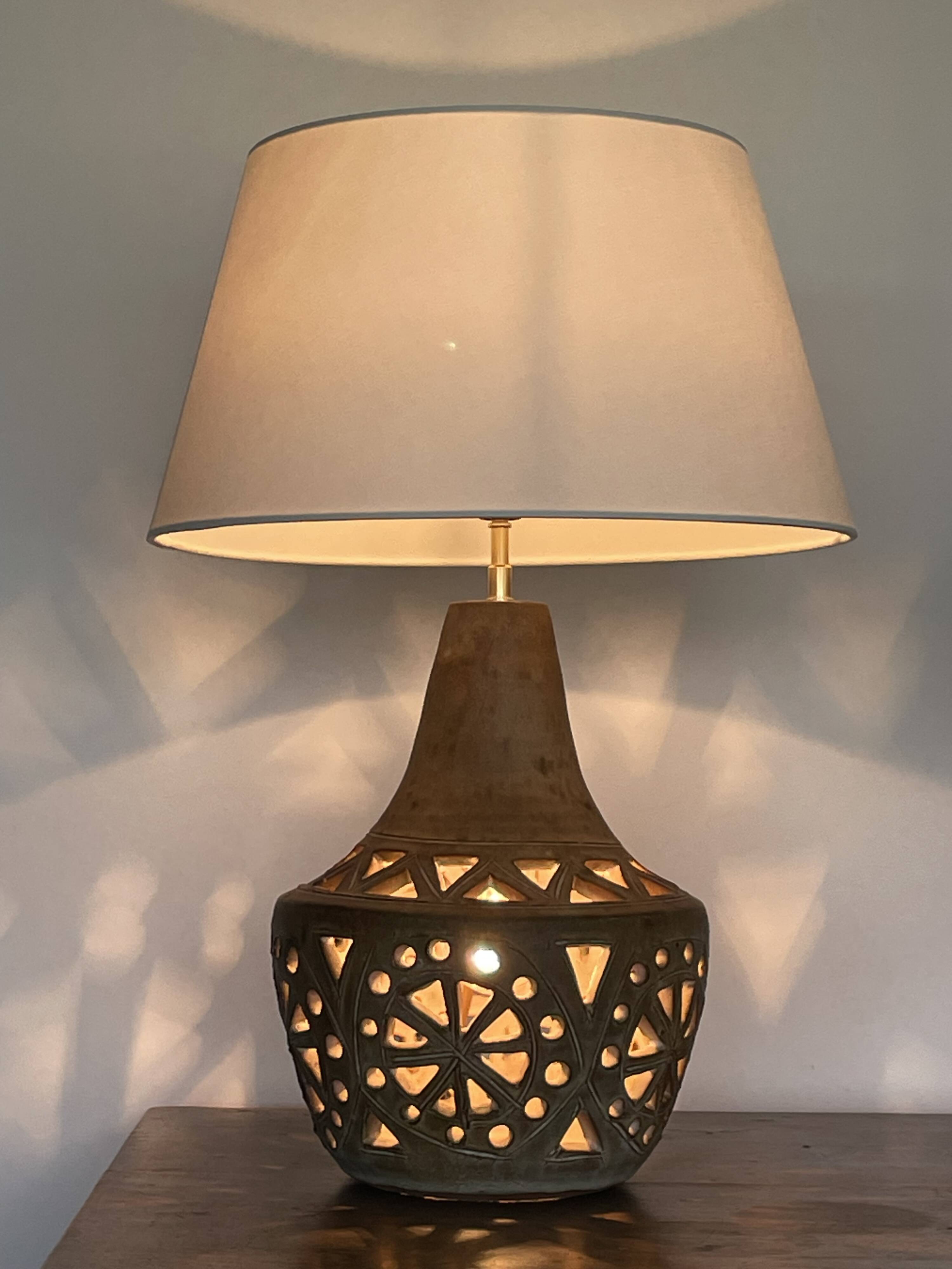 Lampe en  grès signée agnes escala