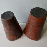 Paire de vases en terre cuite émaillée rouge, signé