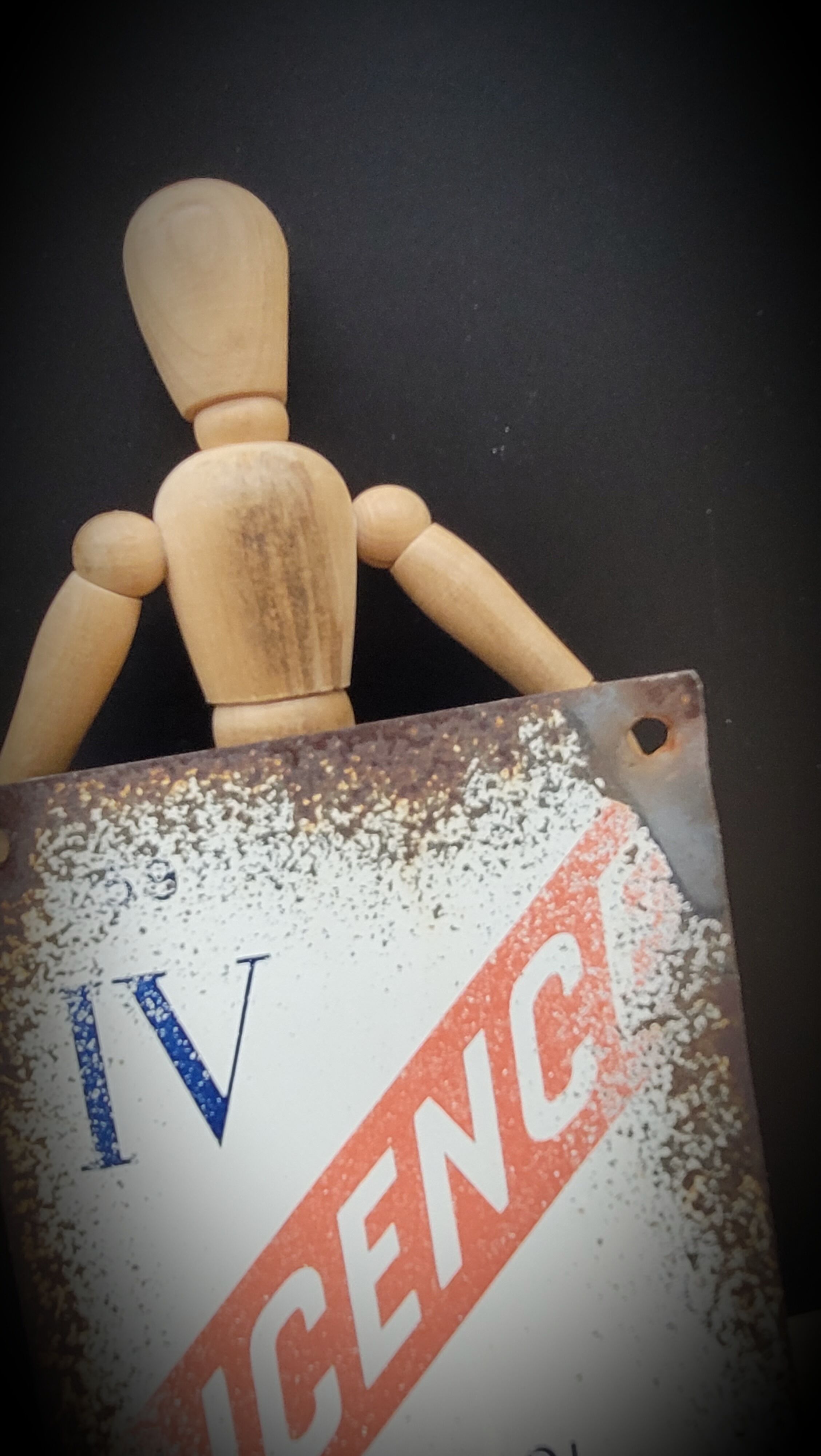 License IV enamelled plate