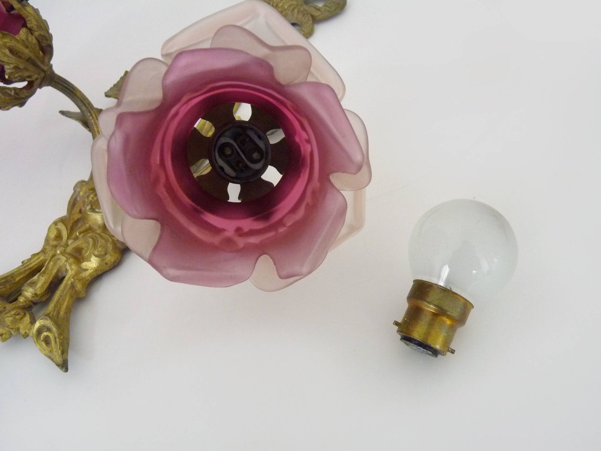 Pair of bronze wall sconces decorated with 2-armed knots with purple tulips Signed DP. 1940s