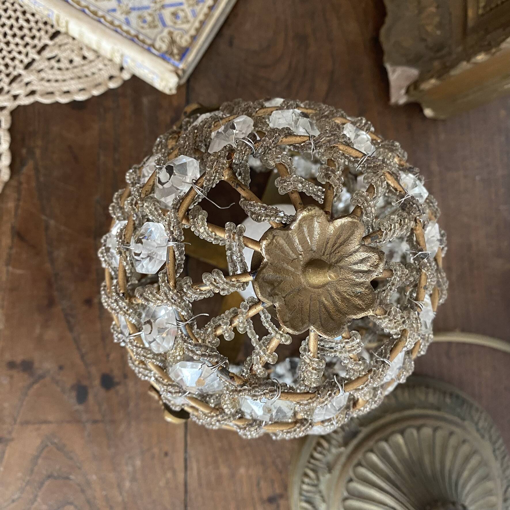 Table lamp in brass, beads and glass pendants