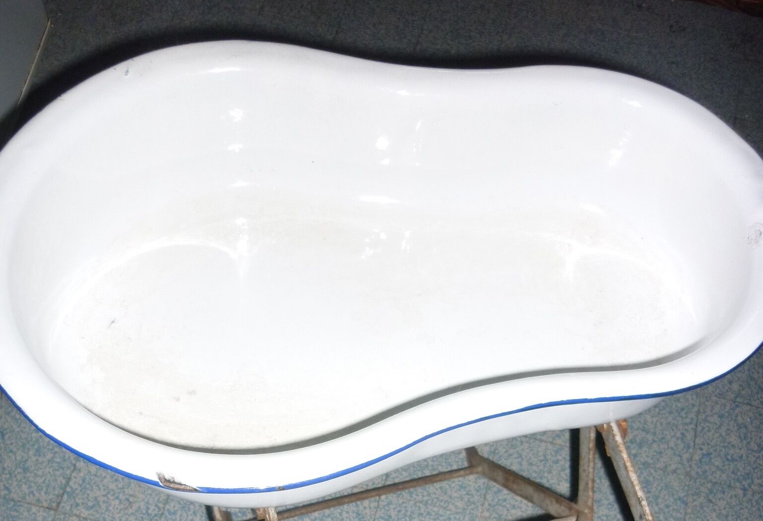 Enamelled bidet with folding support