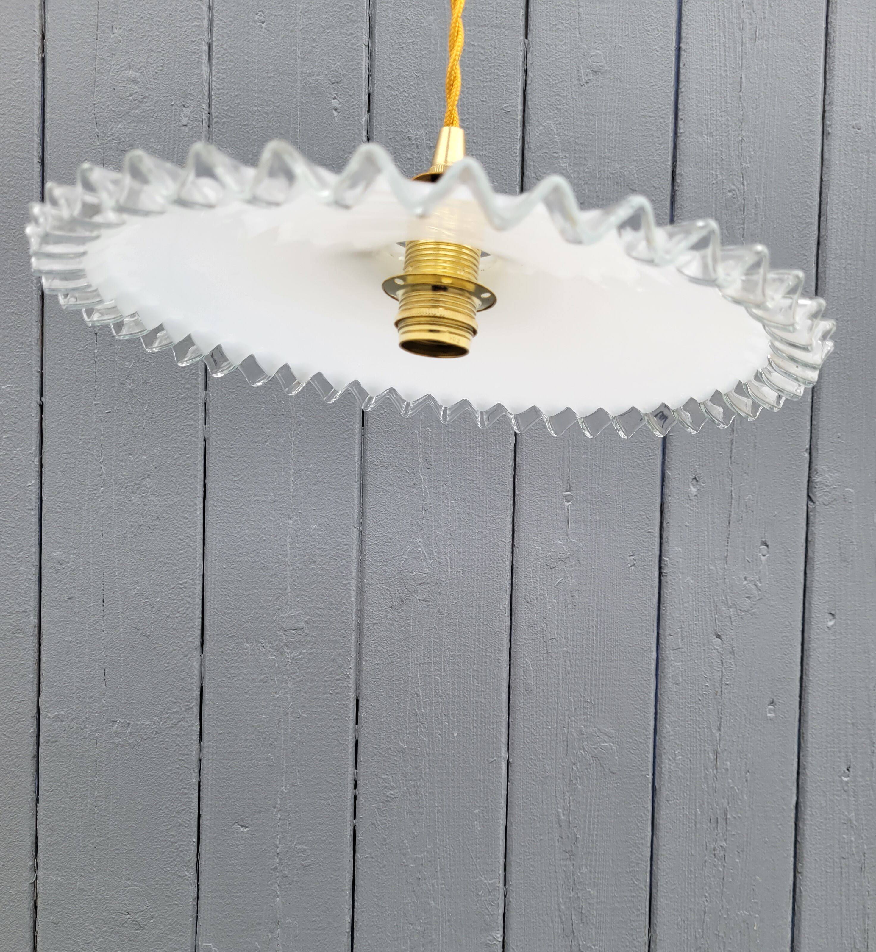 Serrated opaline suspension