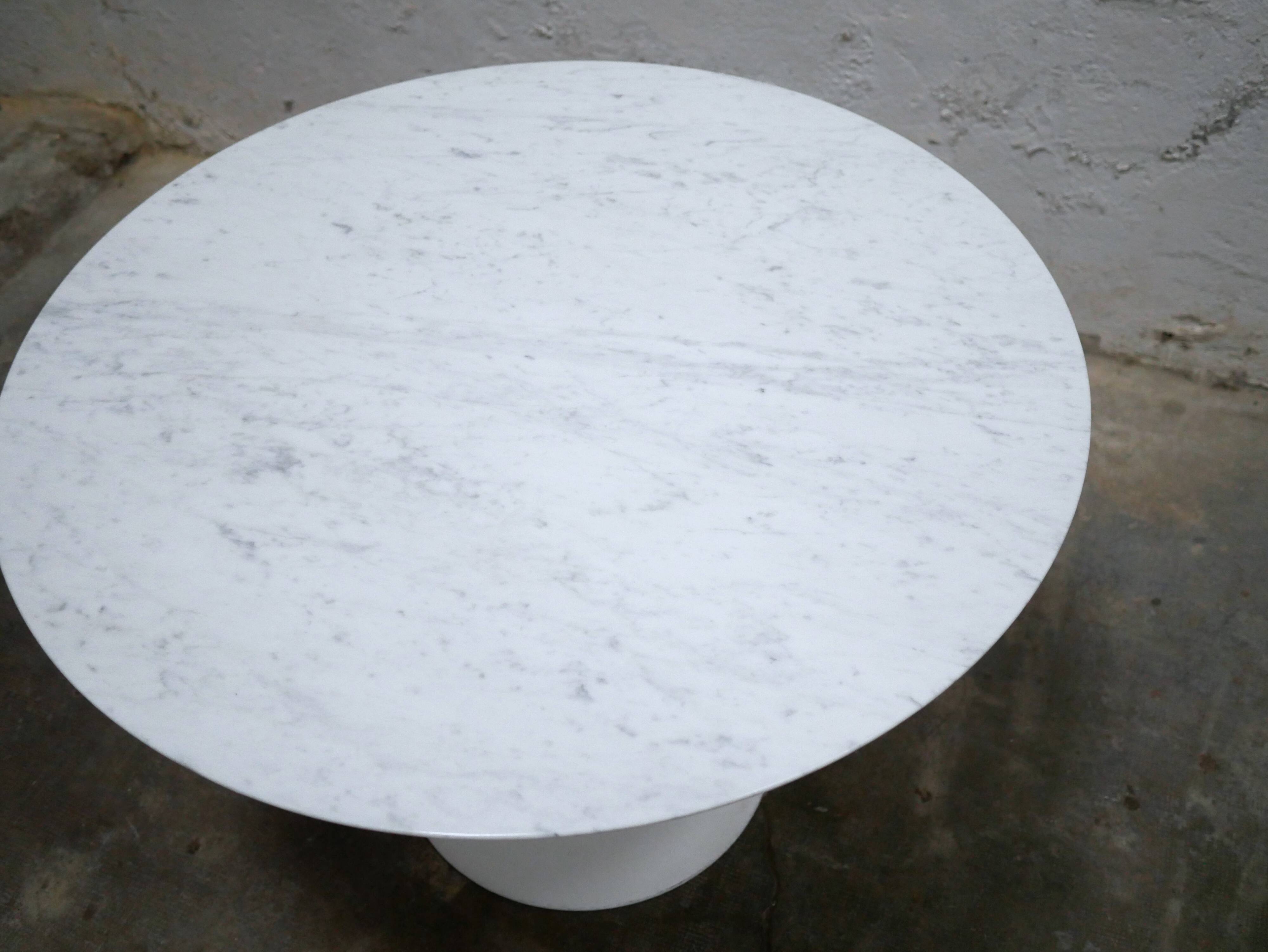 Round tulip table in marble by E. Saarinen for Knoll International