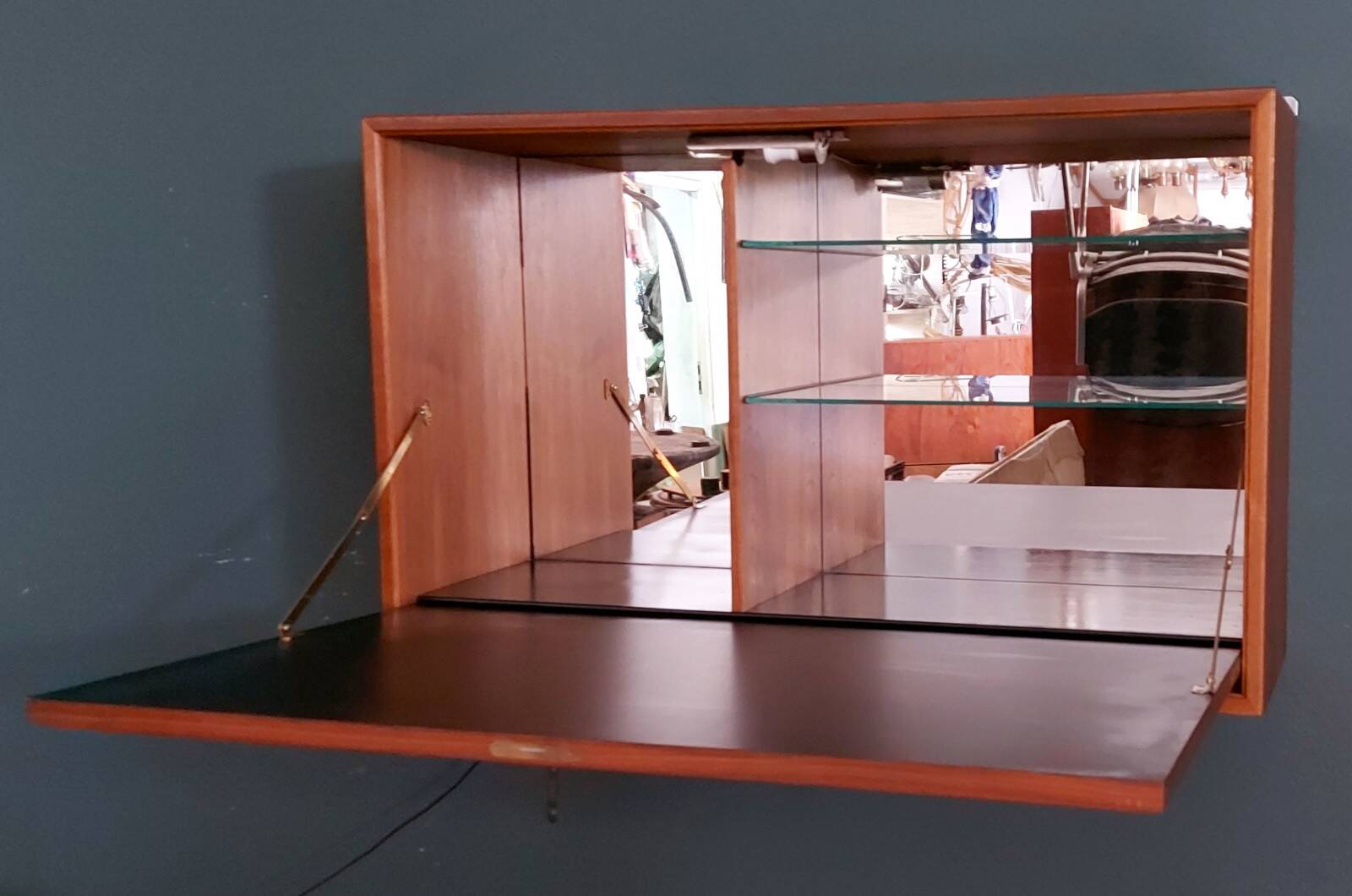 Meuble en teck, barre suspendue, Danemark 1960