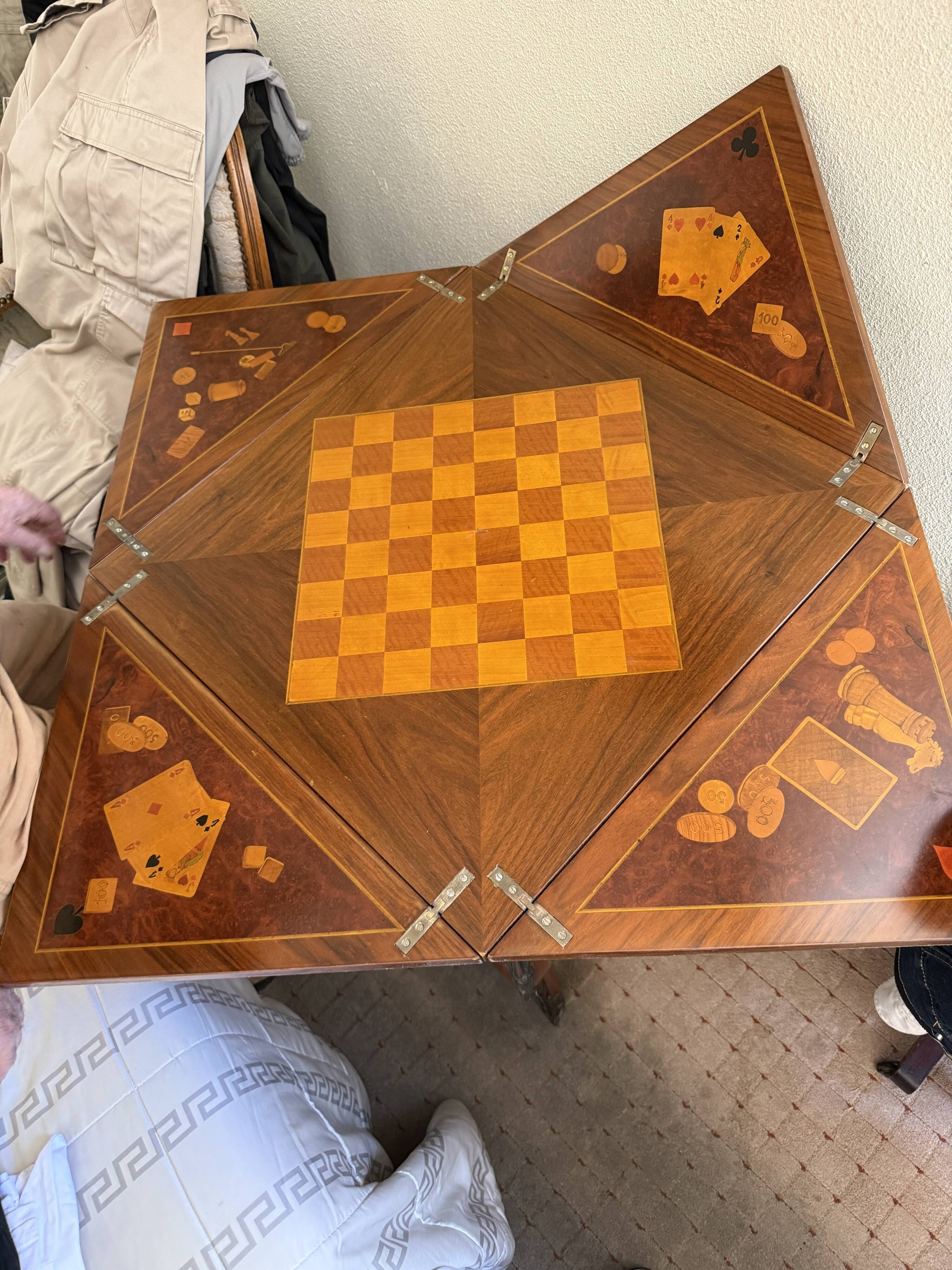 Table à jeux mouchoir style Louis XV marqueterie échecs