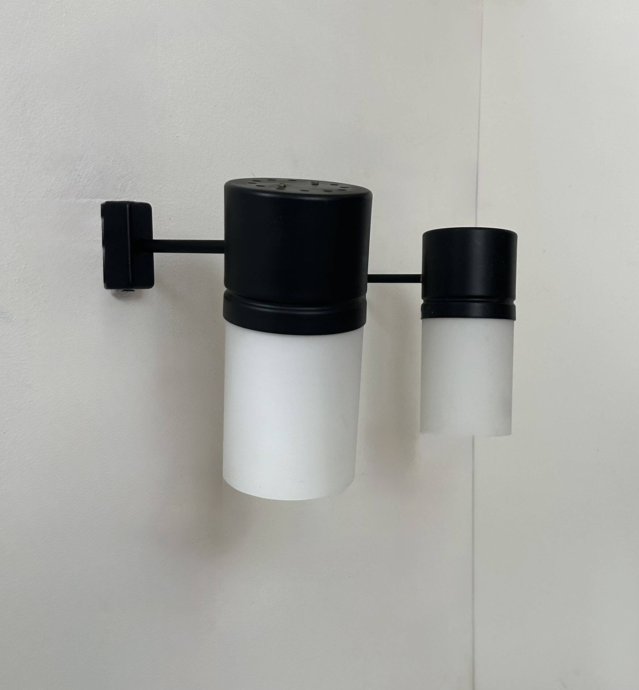 Paire d'applique vintage orientable, métal noir mat et opaline France 1950